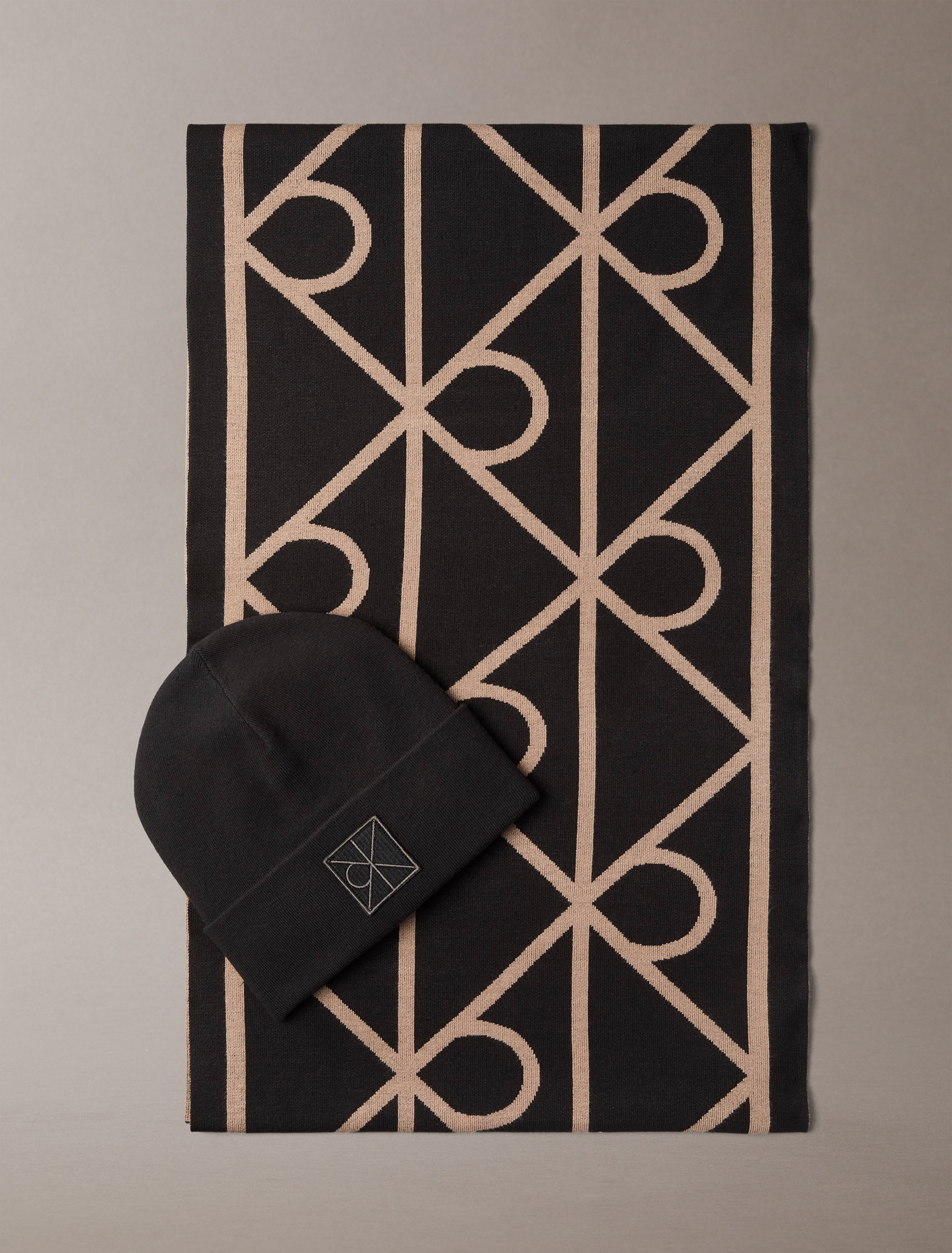 Calvin Klein Herren Strickmütze »EMBLEM BEANIE + AOP SCARF SET« Leicht zu kombinieren