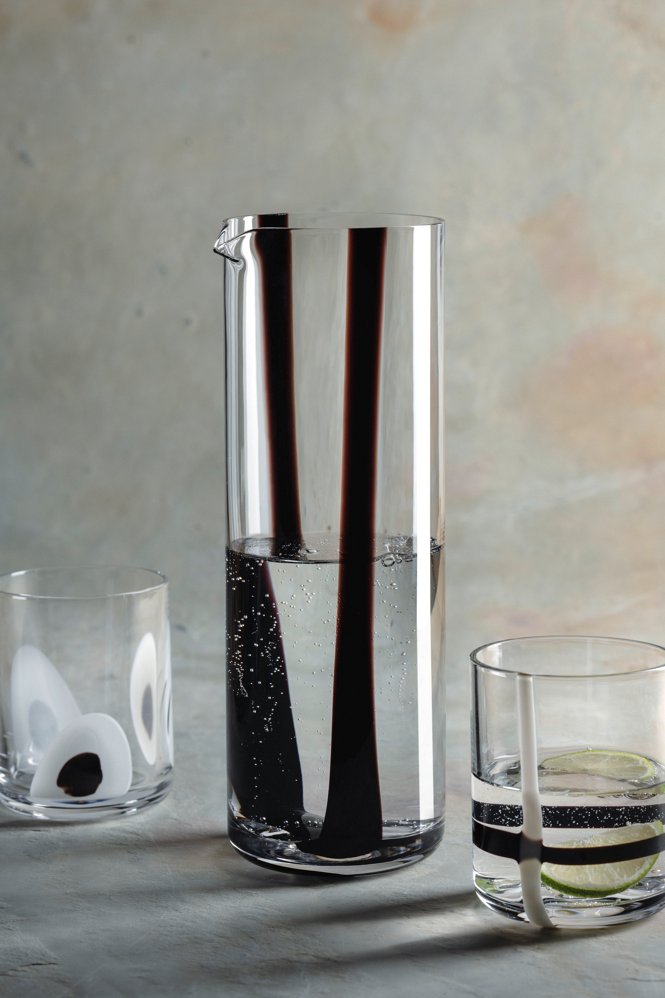 LEONARDO Wasserkrug »BANDA NERA, Krug, 1 Liter« in konischer Form, mit Farbglasstreifen