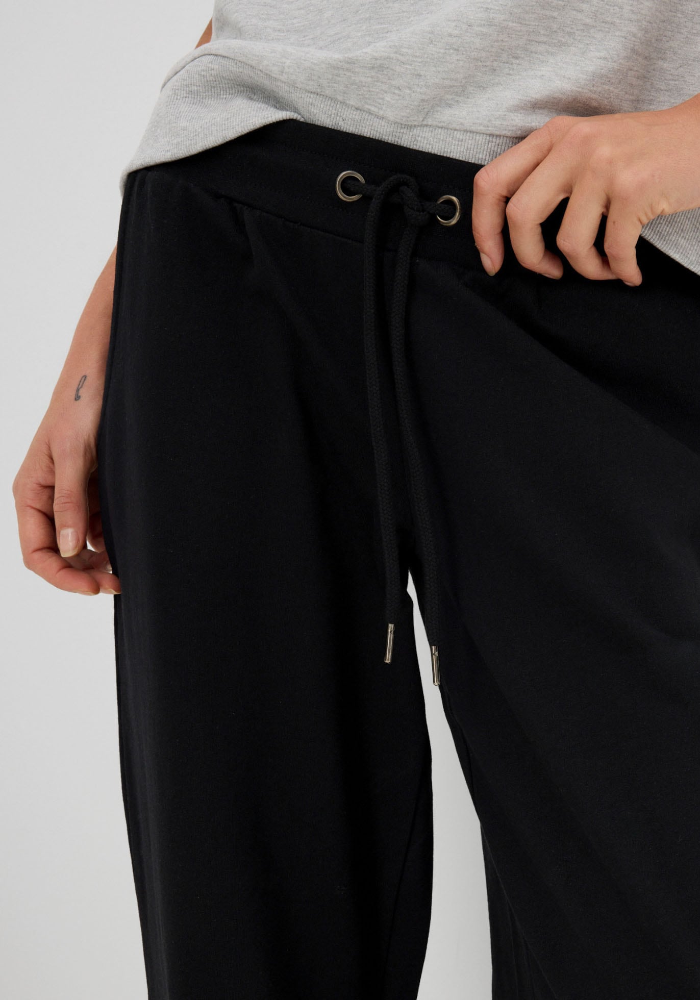 bonprix Jogginghose  aus Baumwolle und Polyester, lockere Passform, elastische Bündchen