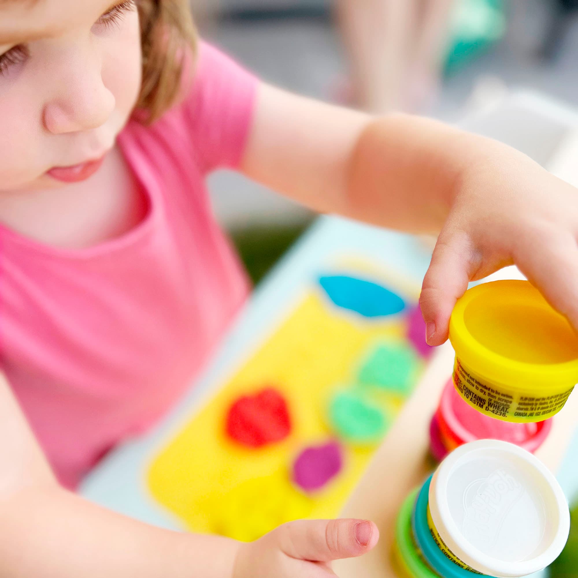 roba® Kindersitzgruppe »Play-Doh Schulpult«, (Set), inkl. 3D-Kreativmatte, 6 Knetdosen, Schürze