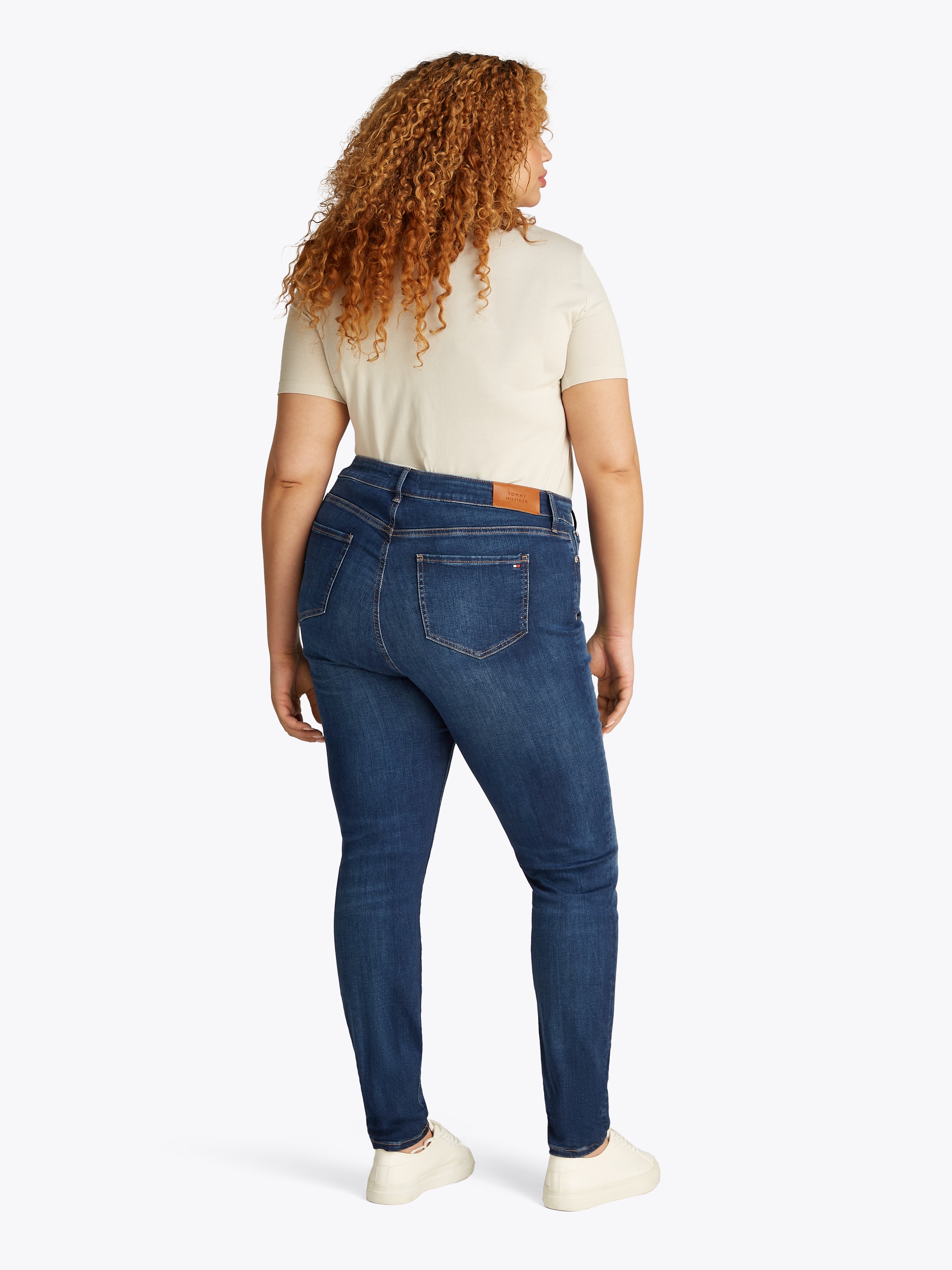 Tommy Hilfiger Curve Skinny-fit-Jeans »CRV HARLEM SKINNY RW NEW DOREEN«, in Großen Größen, Tommy Jeans Logo-Badge, stoned wash Optik