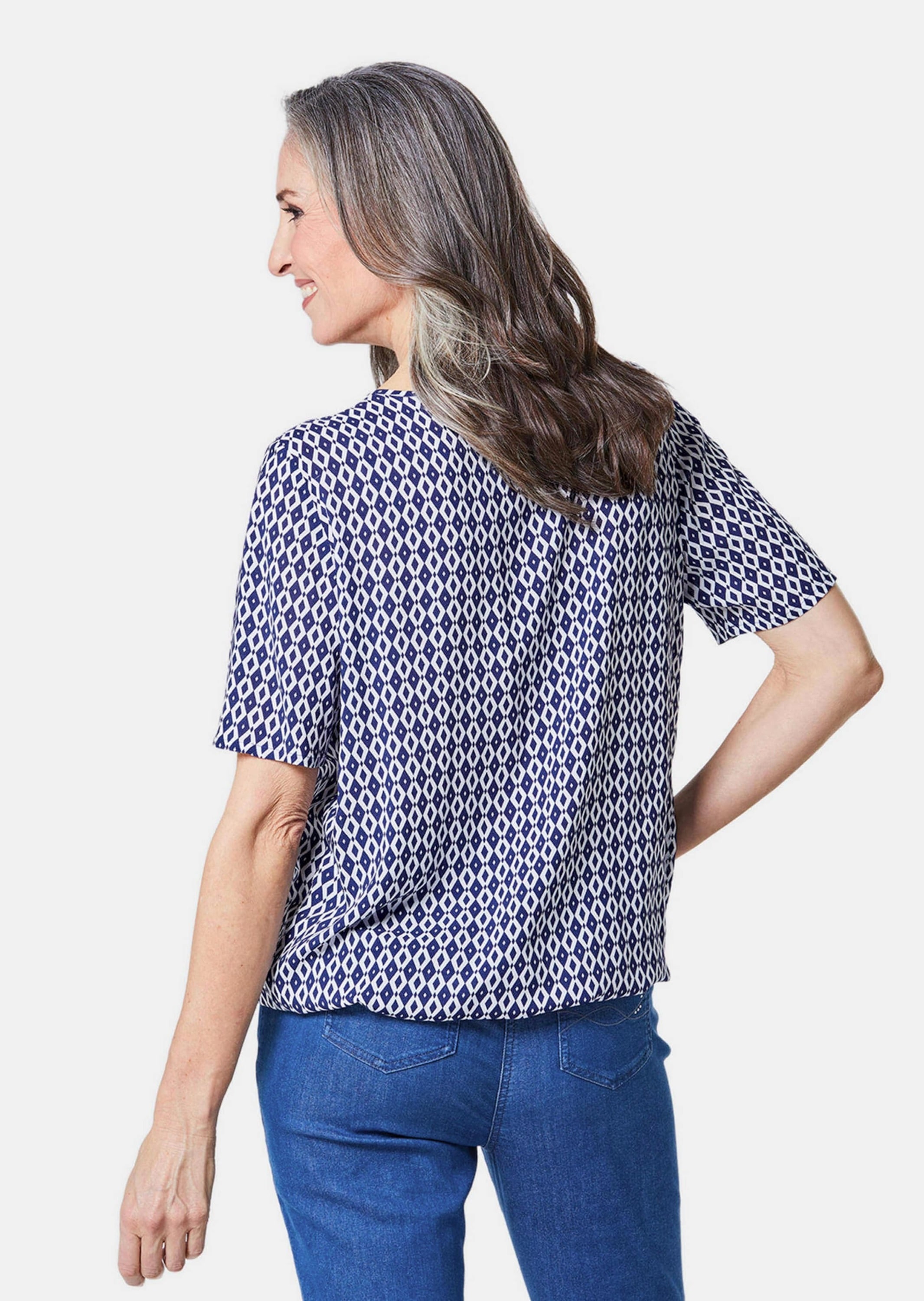 GOLDNER Druckbluse »Kurzgröße Farbbrillante Druckbluse mit liebevollen Details«
