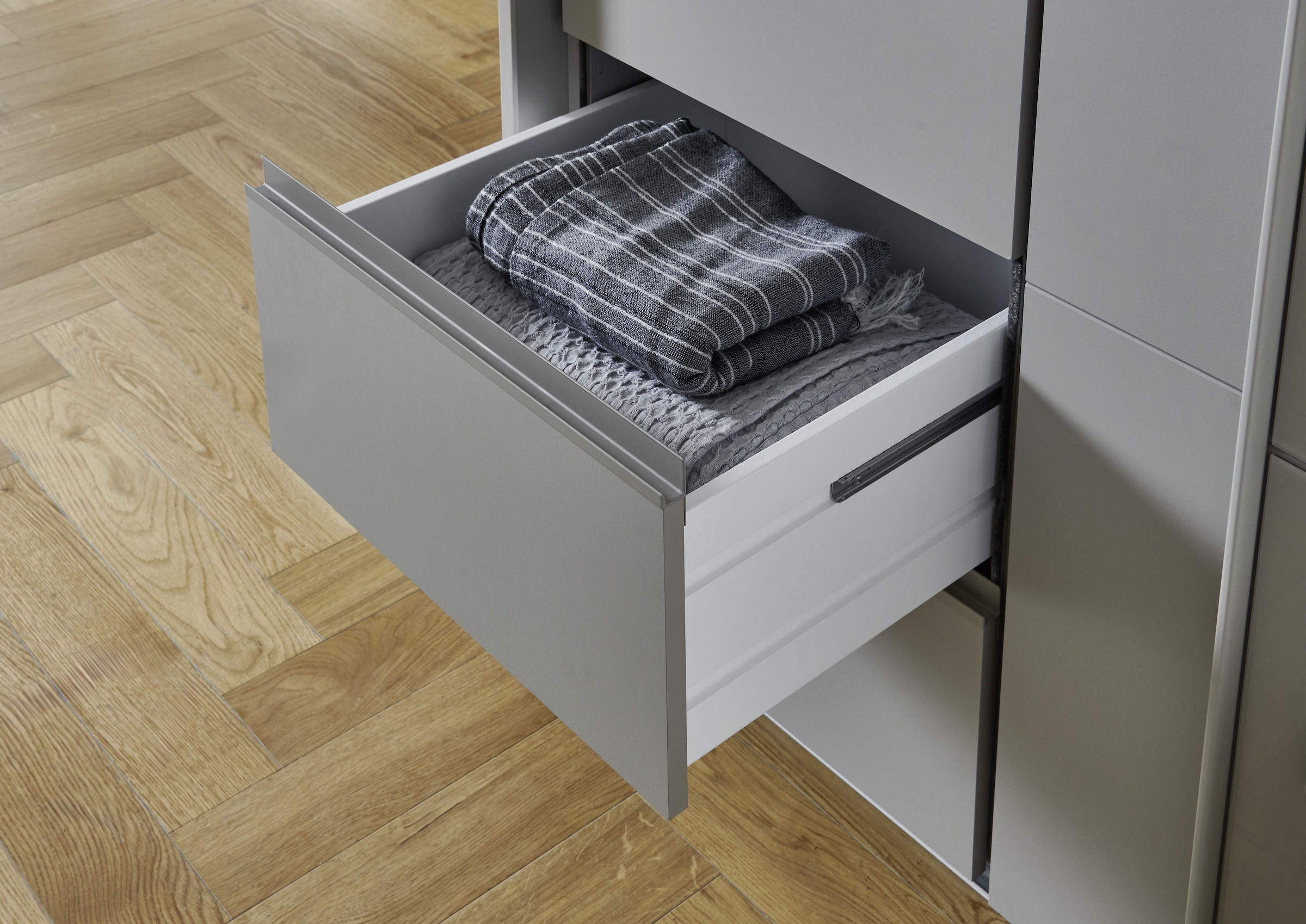 Wimex Schwebetürenschrank »Bali in den Breiten 225cm & 270cm, Kleiderschrank mit Glaselement« Schrank mit 3 Türen, in den Farben: grafit oder saharagrau erhältlich