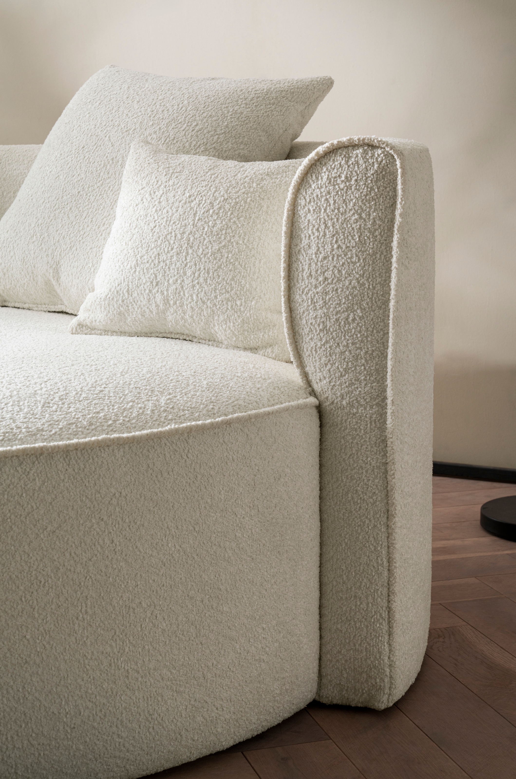 LeGer Home by Lena Gercke 2,5-Sitzer »ISALIE, rundes Loungesofa, mit Kissen, perfekt gepolstert«, moderne Stoffe, mit 4 Zierkissen, extra große Sitzfläche