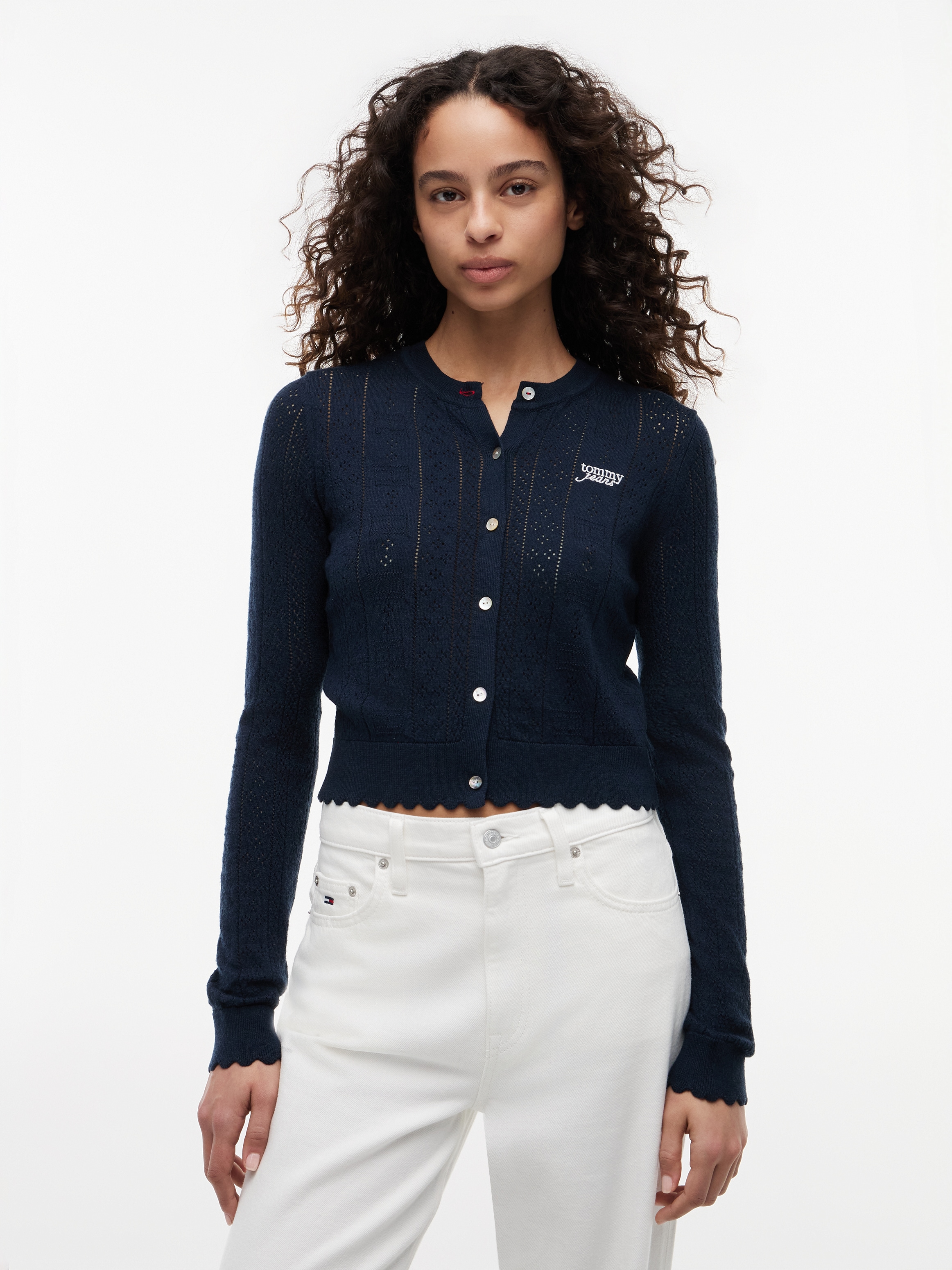 Tommy Jeans Strickjacke »TJW POINTELLE CARDIGAN« Viskosemischung, Pointelle Strick, gewellter Saum, Logo Stickerei
