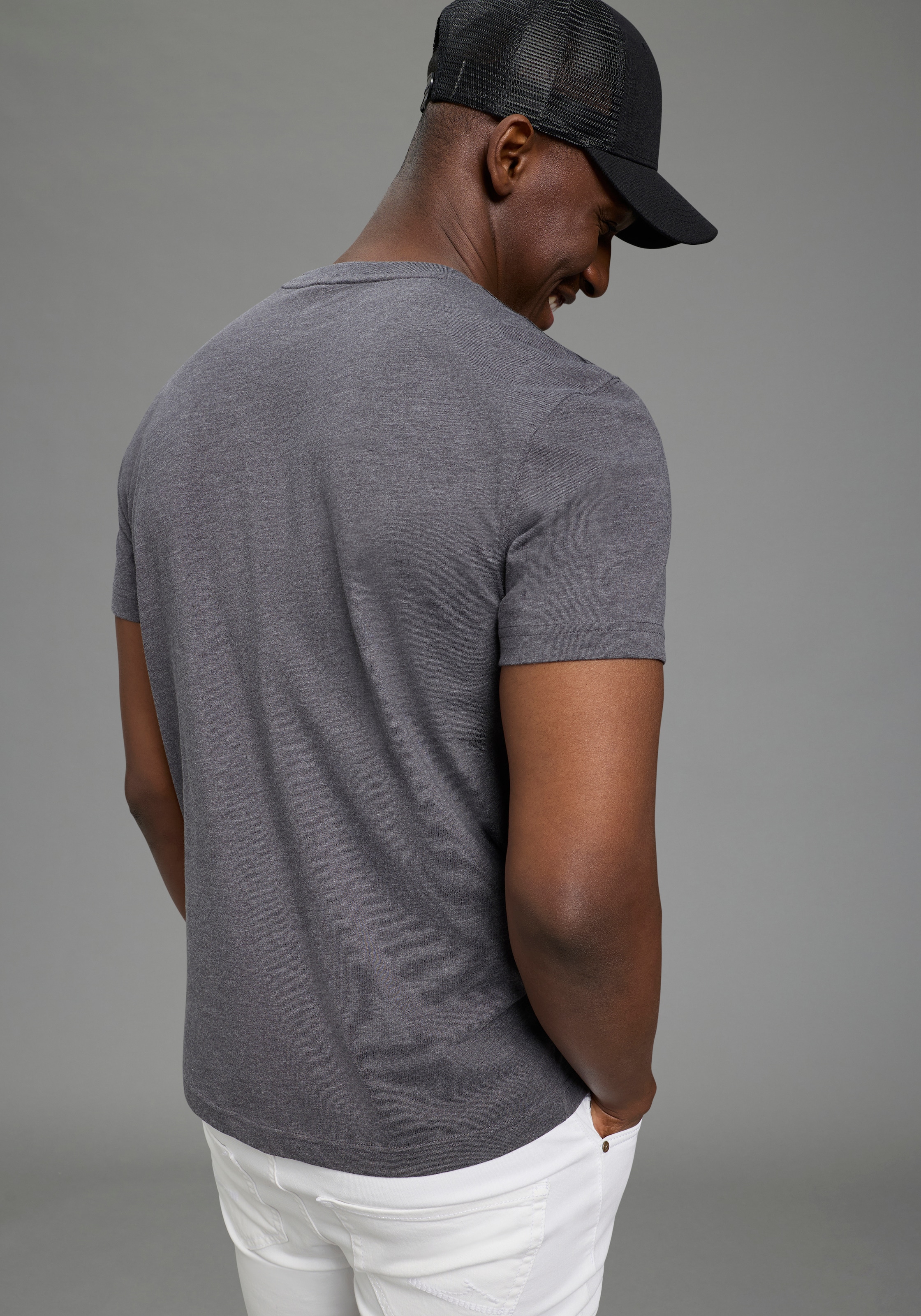 DELMAO Rundhalsshirt »Neue Kollektion!« Kurzarm, mit Rundhalsausschnitt, normale Passform, Casual-Stil