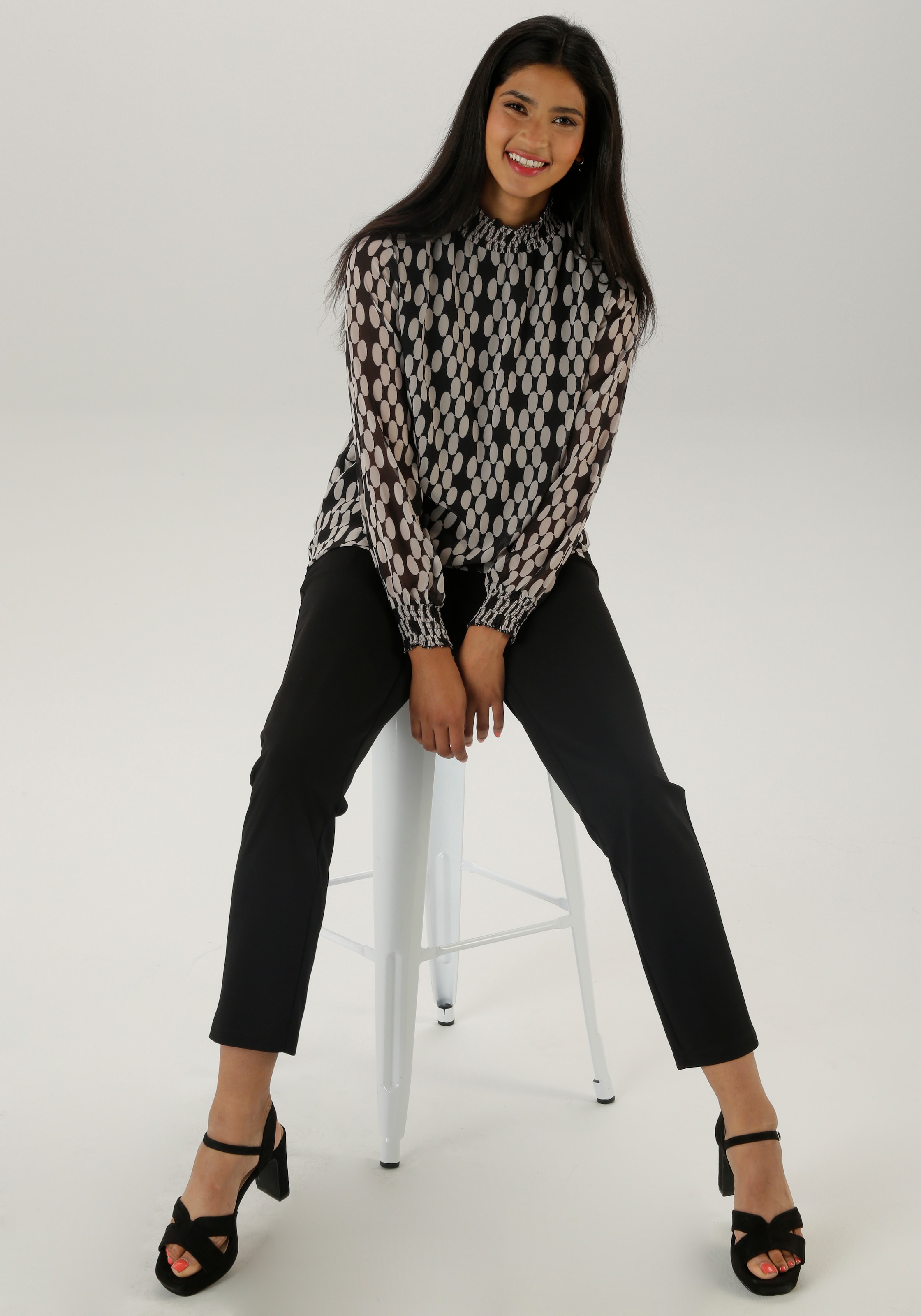 Aniston SELECTED Chiffonbluse, mit grafischen Muster und Smok-Einsätzen