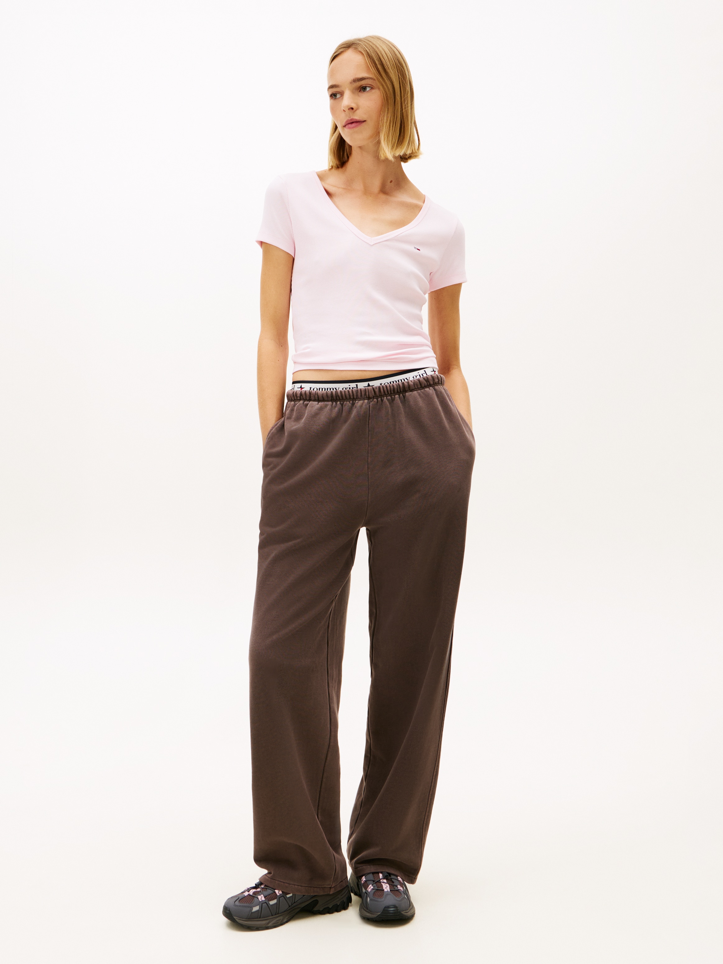 Tommy Jeans Kurzarmshirt »TJW SLIM ESSENTIAL RIB V SHORT SLEEVE« mit gerippter Struktur, V-Ausschnitt, Slim Fit