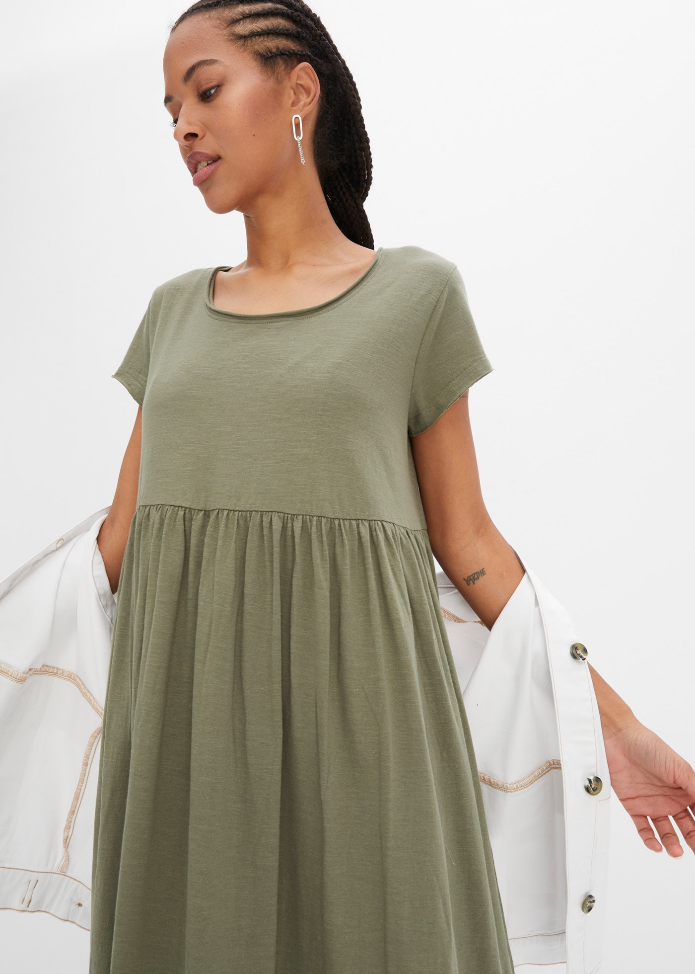 bonprix Midikleid »Midikleid aus reiner Baumwolle« aus reiner Baumwolle, lockere Passform, mit Schlitzdetail