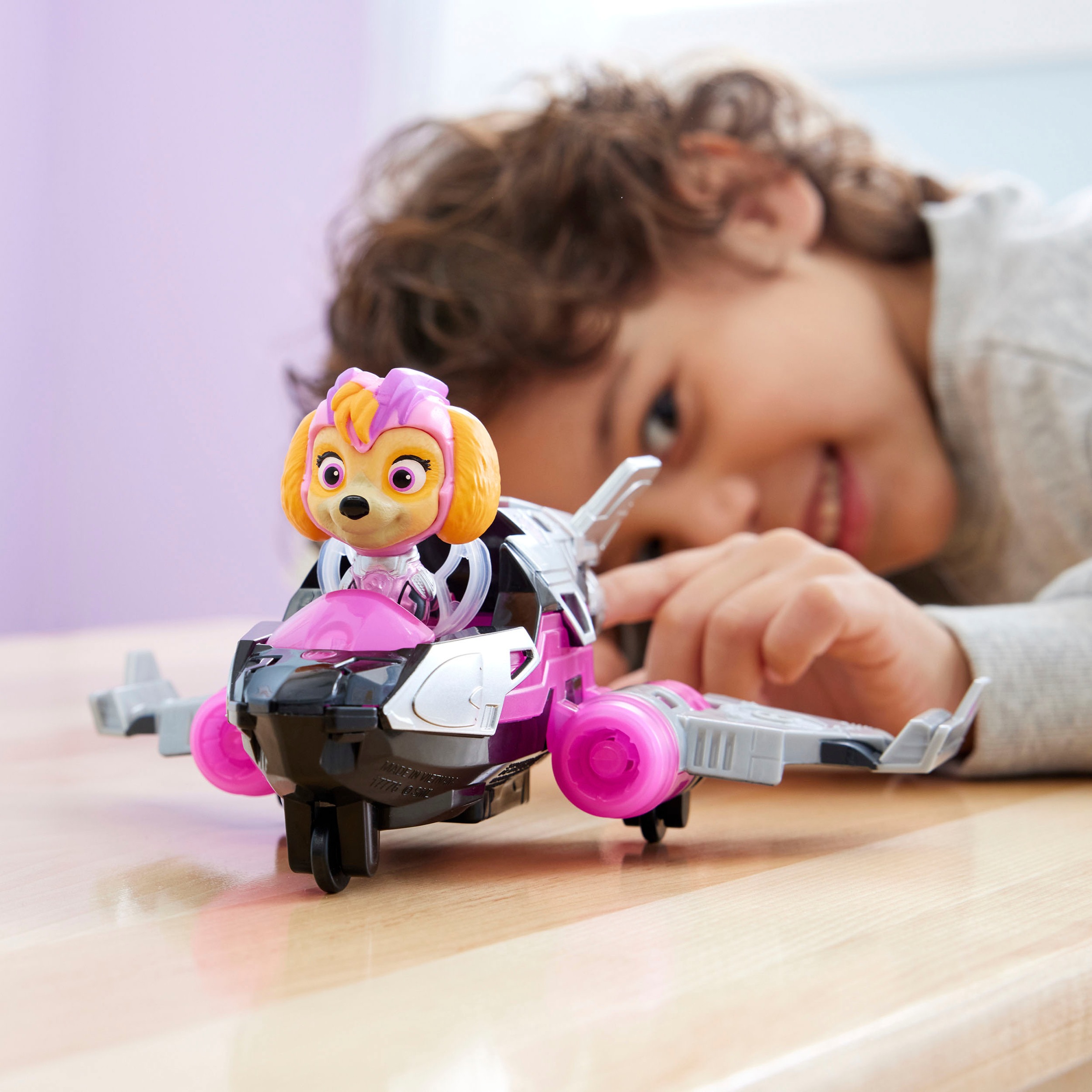 Spin Master Spielzeug-Auto »Paw Patrol - Movie II - Basic Themed Vehicles Skye«, Flugzeug mit Welpenfigur, Licht- und Soundeffekt