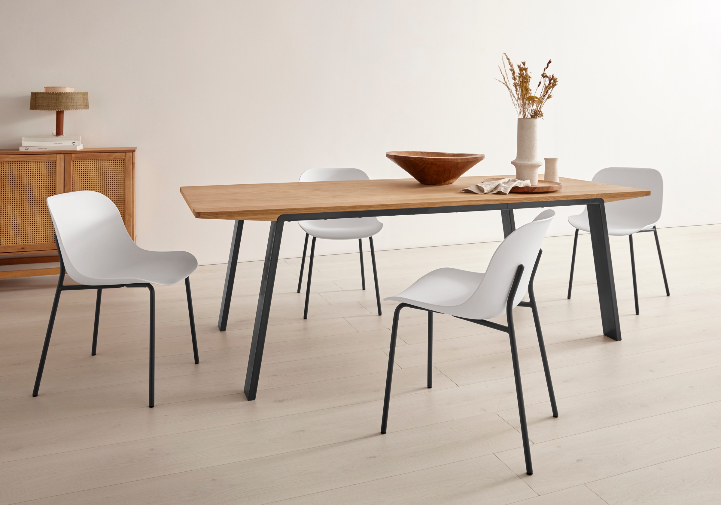 OTTO products Esstisch »Flemming«, Massivholz Eiche, 175 cm oder 225 cm, elegant gewölbte Tischplatte