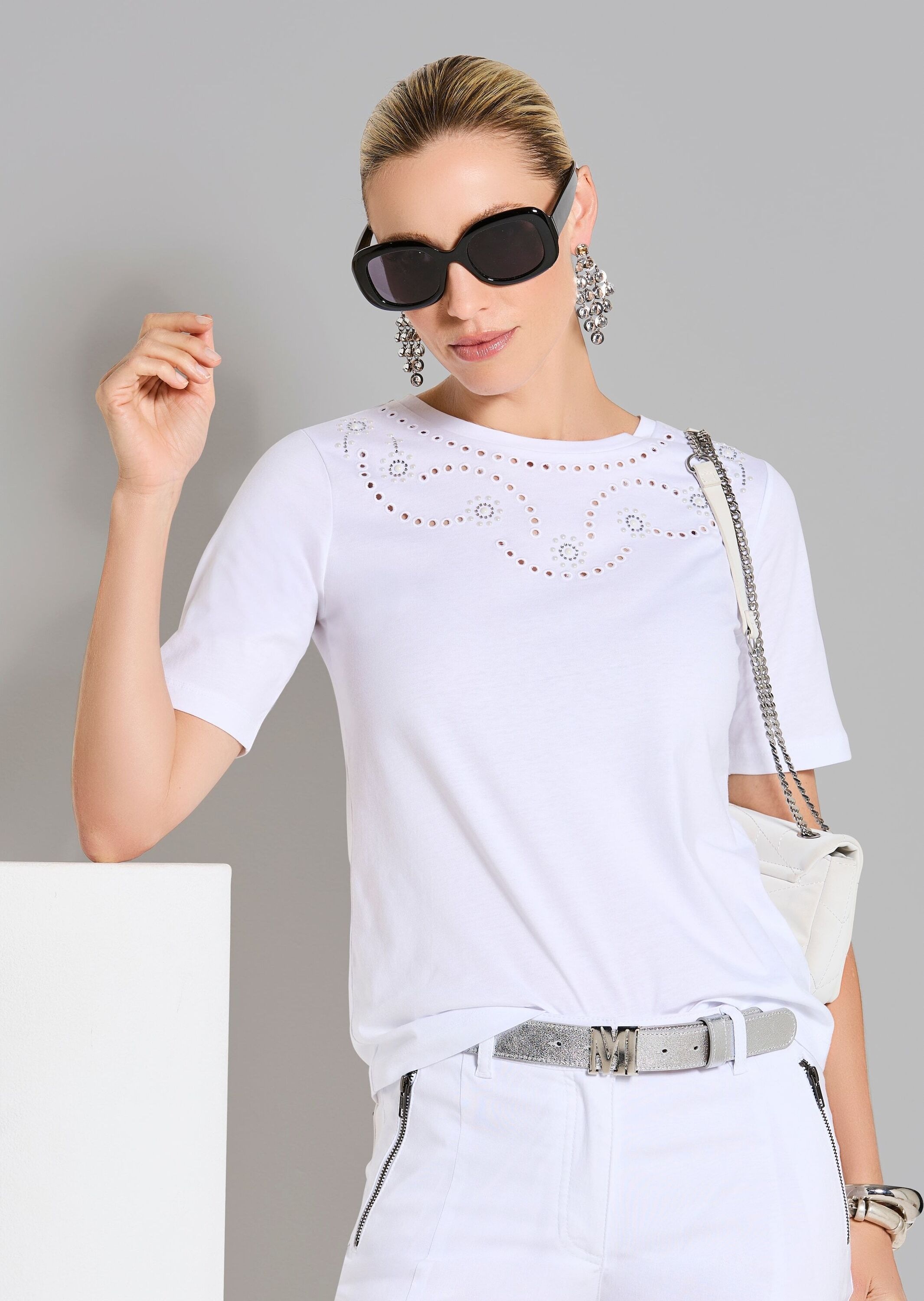 MADELEINE Kurzarmshirt »Shirt Elegantes Kurzarm-Oberteil mit Stickerei« Lochstickerei