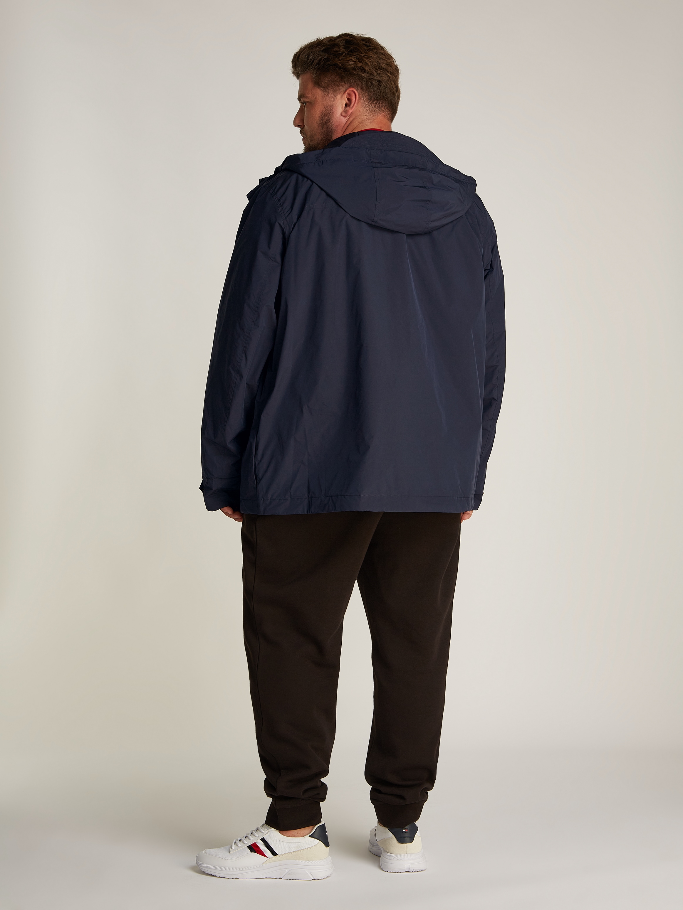 Tommy Hilfiger Big & Tall Allwetterjacke »BT-LW PACKABLE HOODED JKT-B«, mit Kapuze, in Großen Größen, Logostickerei