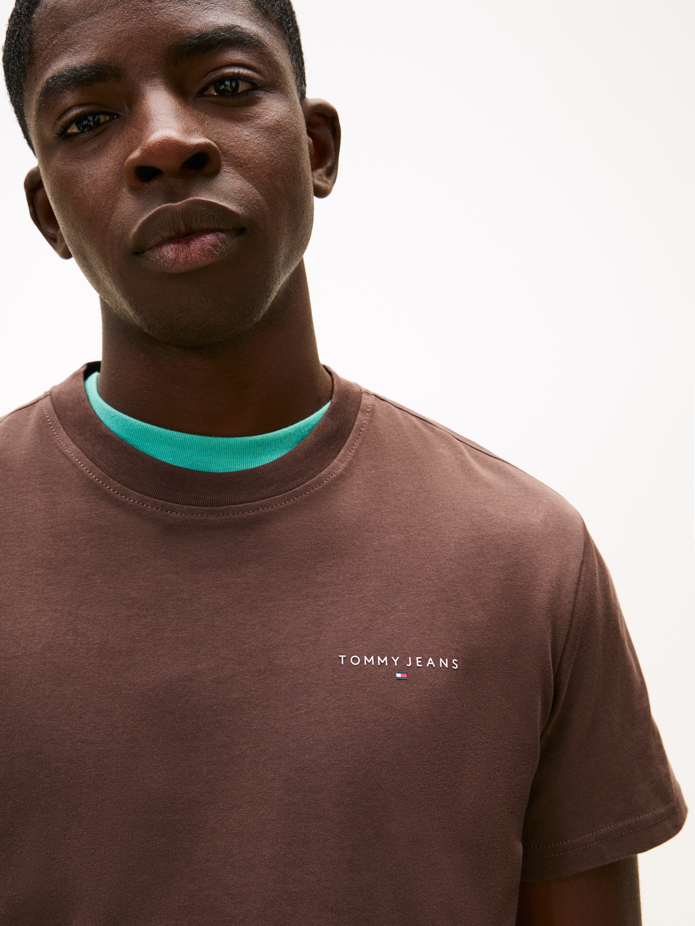 Tommy Jeans T-Shirt »TJM SLIM LINEAR CHEST TEE EXT« Mit Rundhalsausschnitt