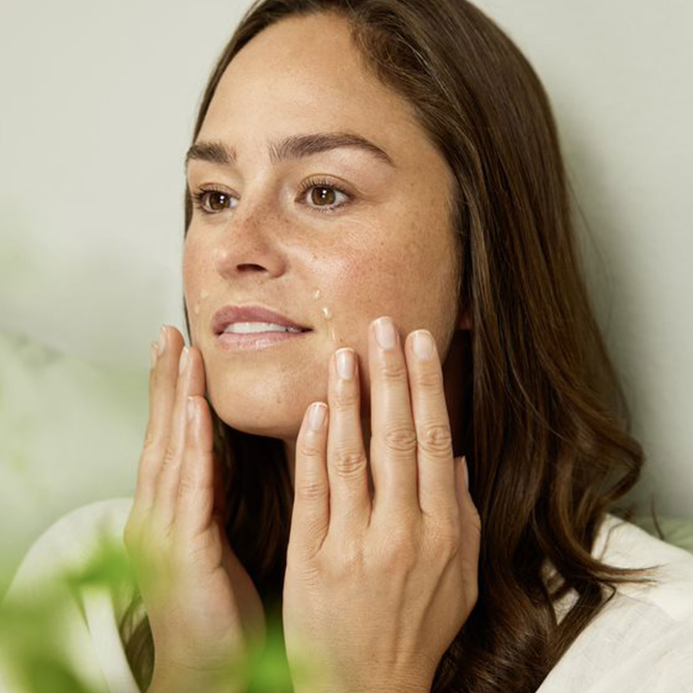 WELEDA Gesichtsöl »STRAFFENDES GESICHTSÖL GRANATAPFEL« aktiviert die Zellerneuerung und fettet nicht