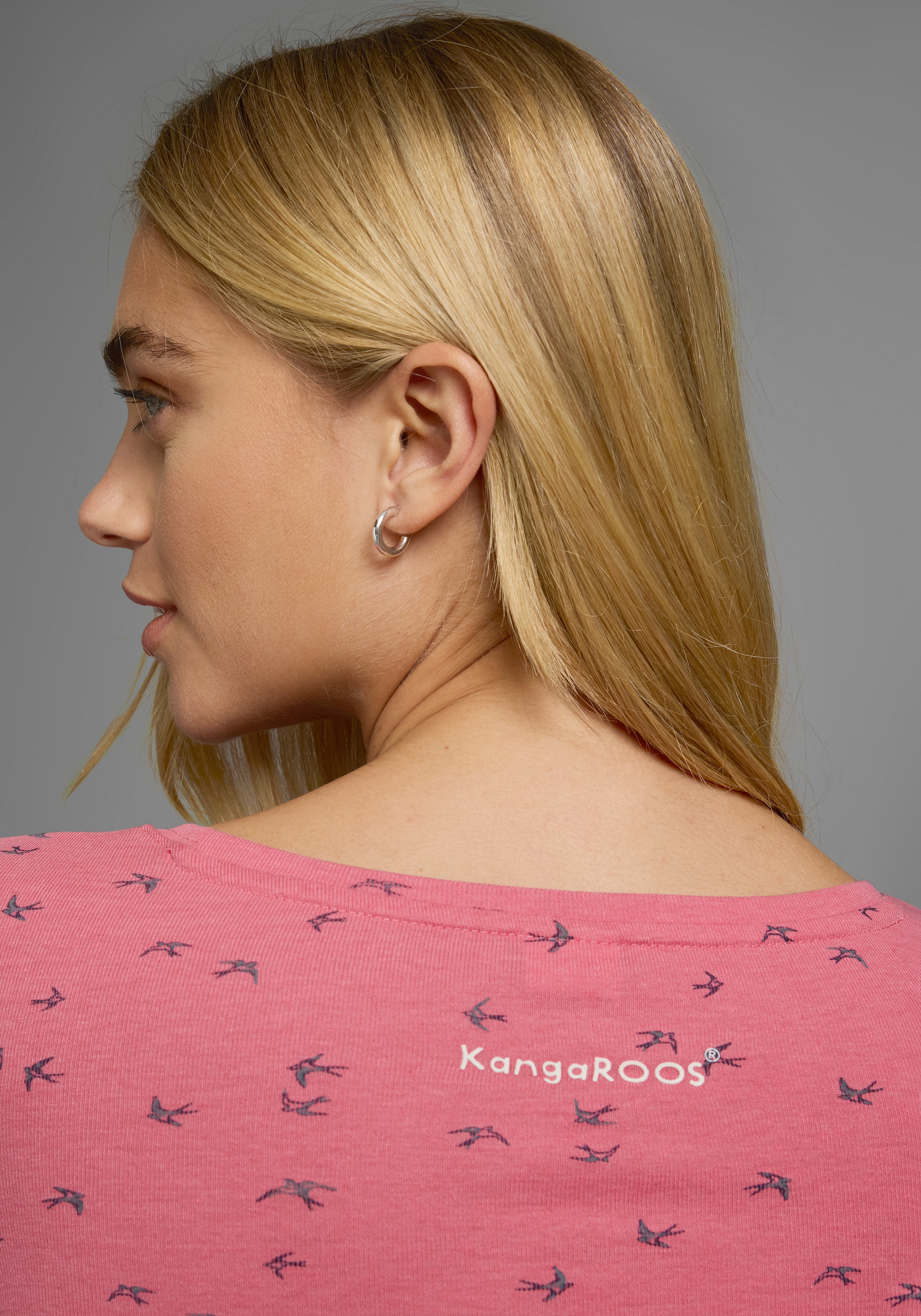 KangaROOS Langarmshirt, krempelbare Ärmel, sehr figurbetont, aus elastischer Rippware