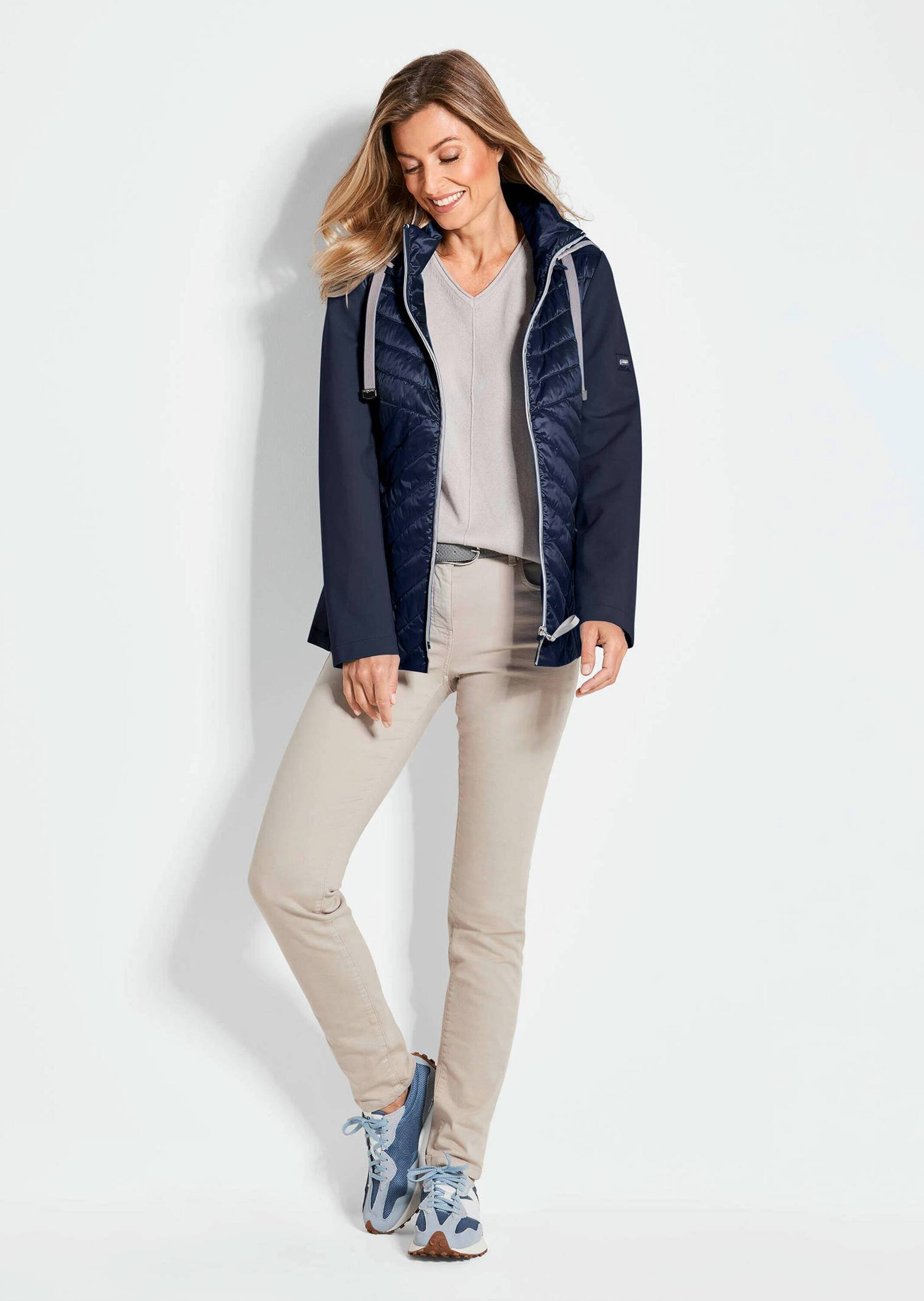 GOLDNER Kurzjacke »Kurzgröße Steppjacke mit abnehmbarer Kapuze« Kontrastfarbige Blenden und Details