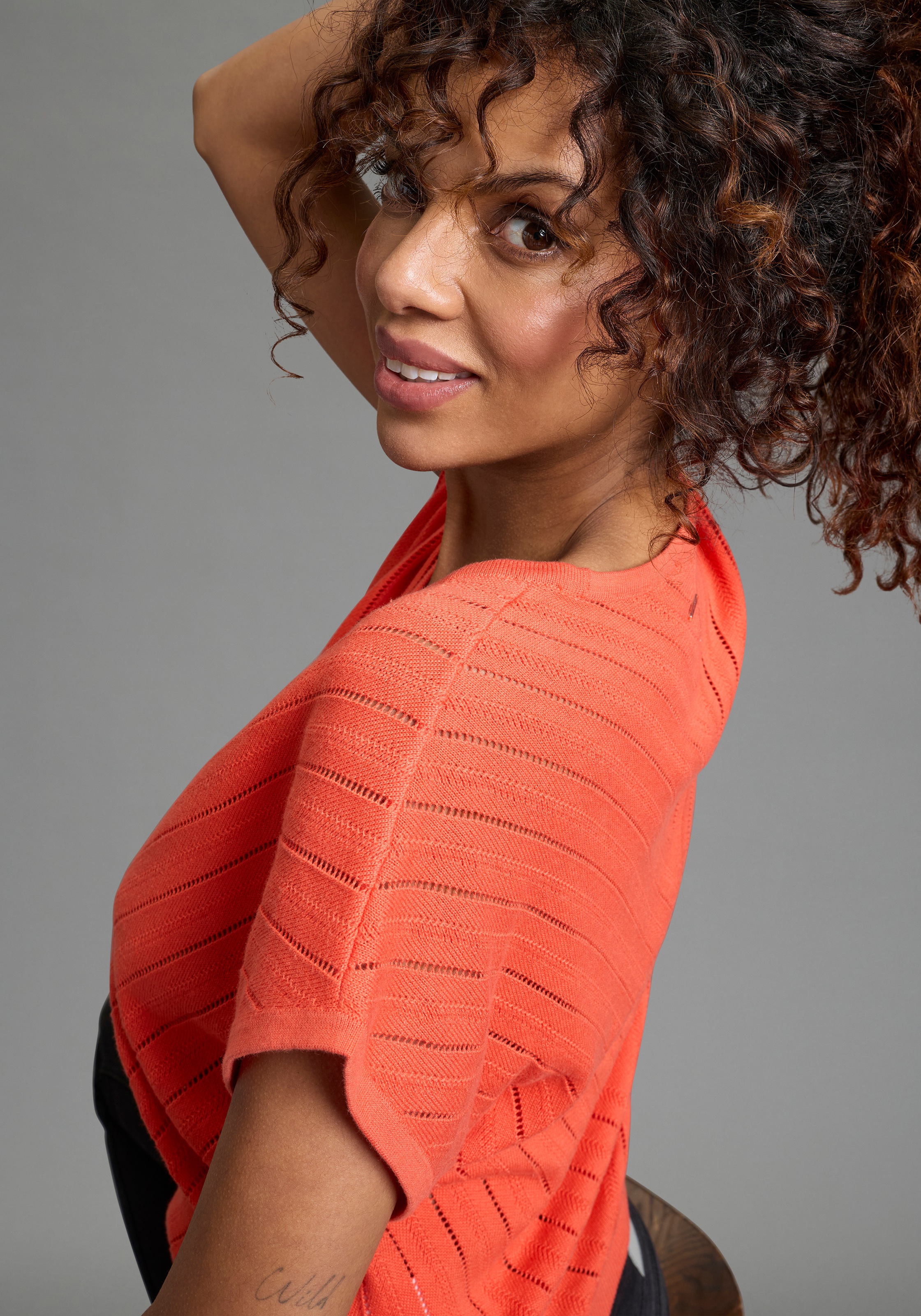 Laura Scott Strickjacke mit modernen Struktur und femininen V-Ausschnitt