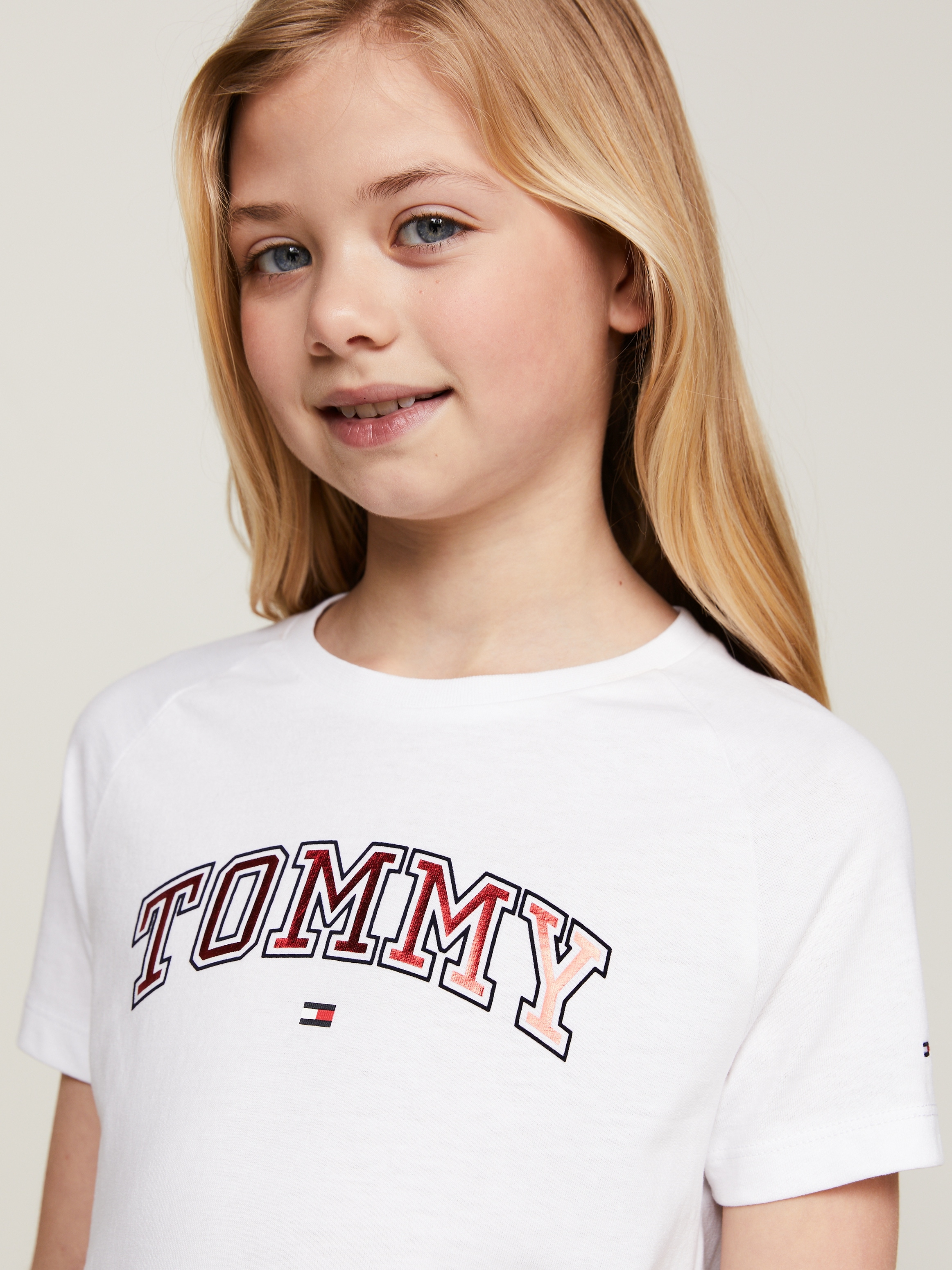 Tommy Hilfiger Kurzarmshirt »VARSIY FOIL REG TEE SS«, Kinder bis 16 Jahre mit Logoprägung