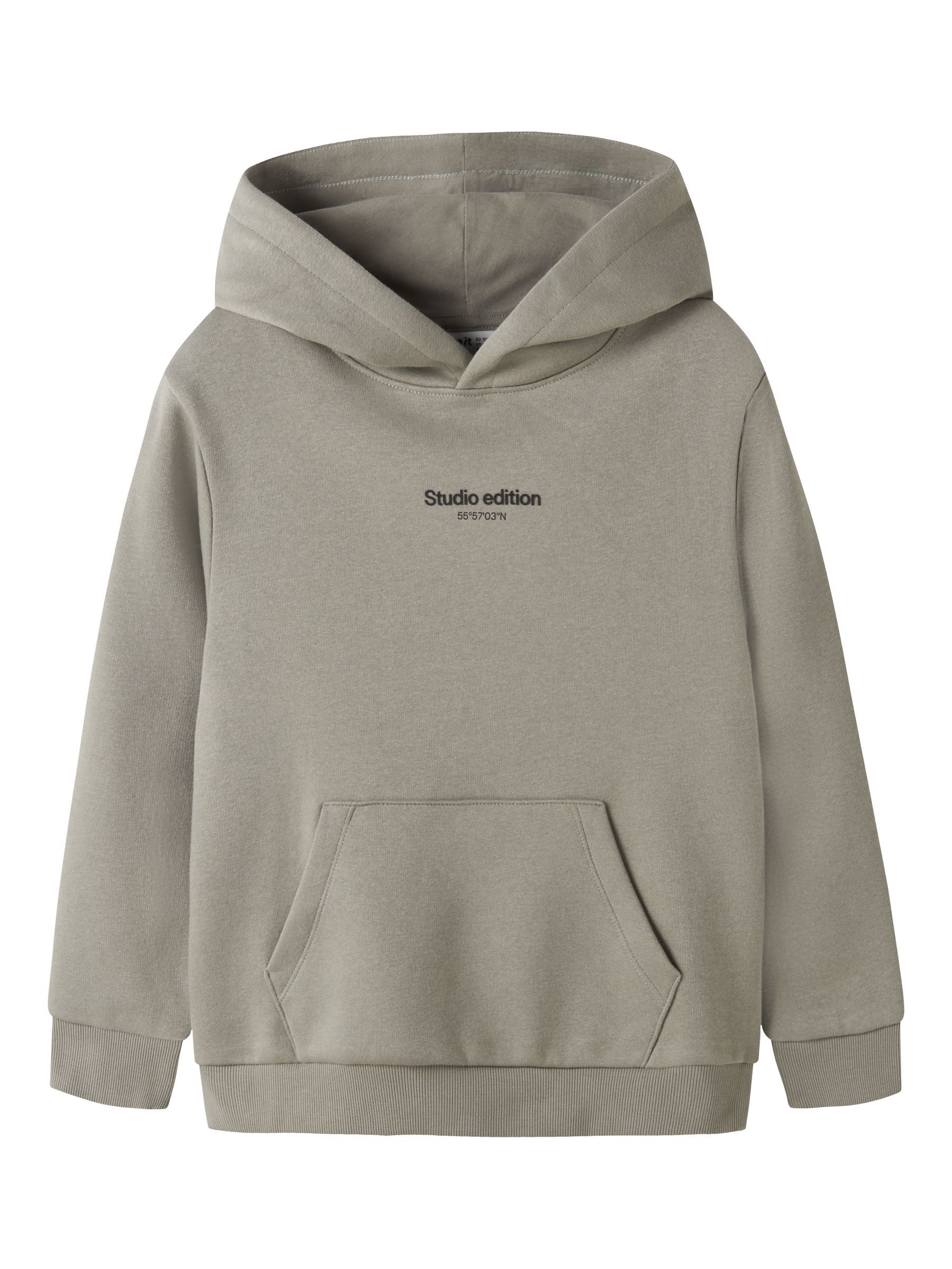 Name It Kapuzensweatshirt »NKMBRODY LS NREG SWEAT WH BRU NOOS«, mit kleinem Logoprint
