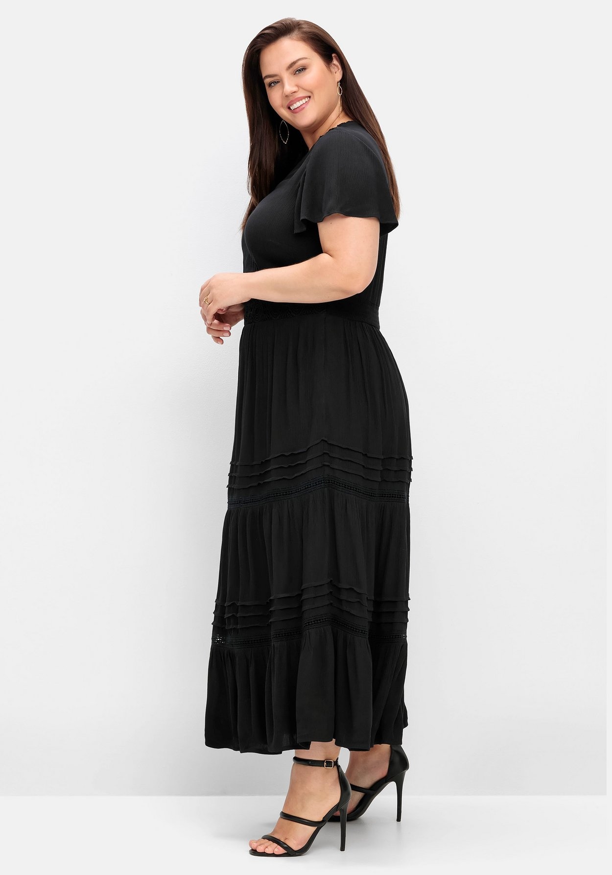 Sheego Maxikleid »Maxikleid in Wickeloptik, mit Stufenvolant«