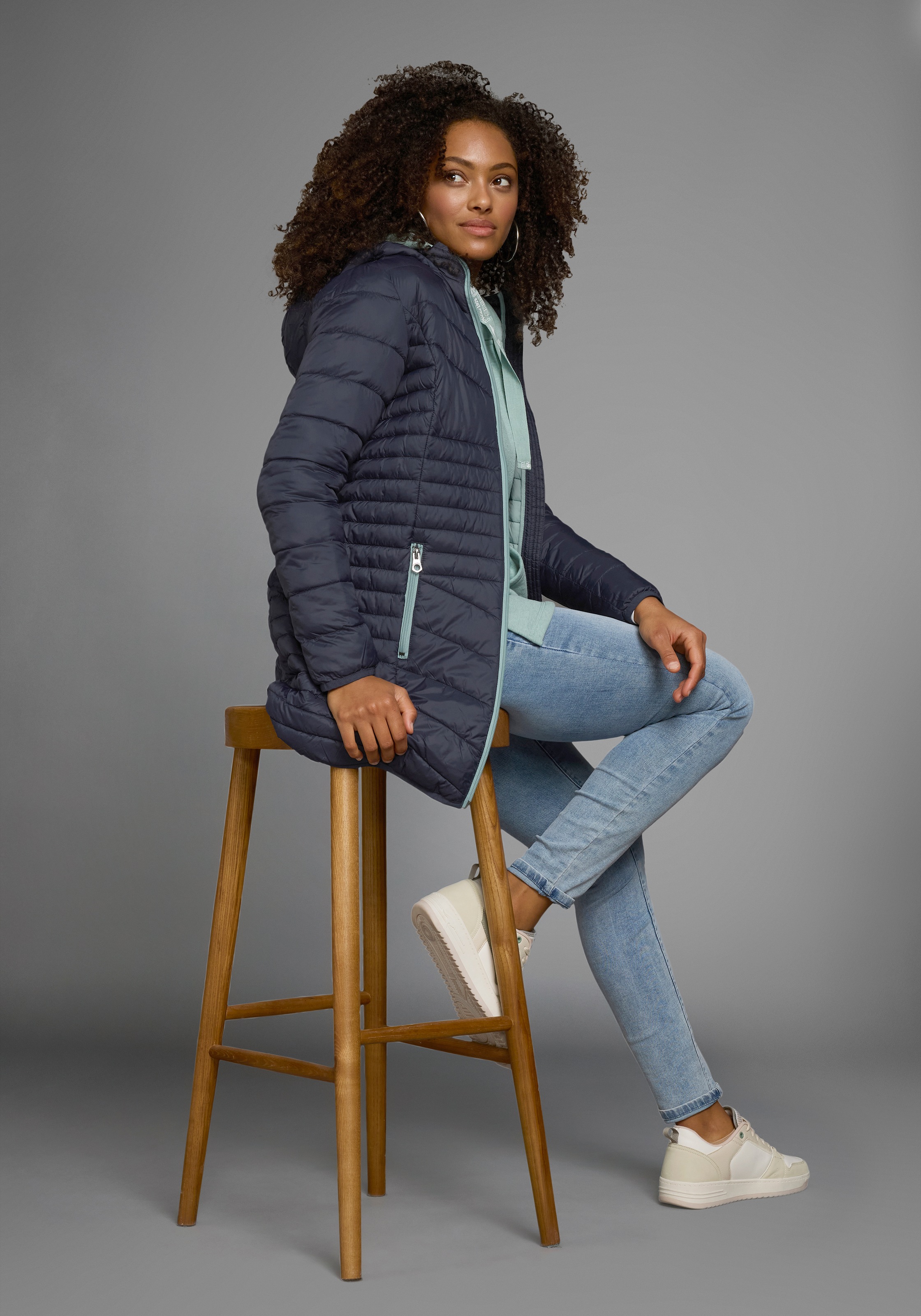 KangaROOS Steppjacke, mit Kapuze, für den Übergang, aus leichtem Webmaterial, figurbetonter Schnitt