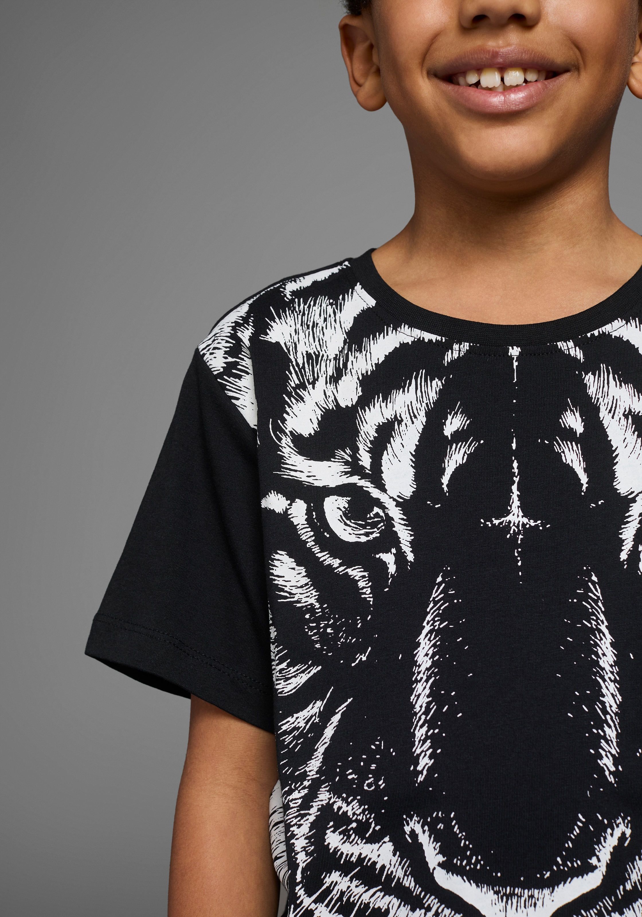 KIDSWORLD T-Shirt »Mit großem Druck: WHITE TIGER«, Kurzarm, Basic-Passform, bedruckt, Rundhalsausschnitt