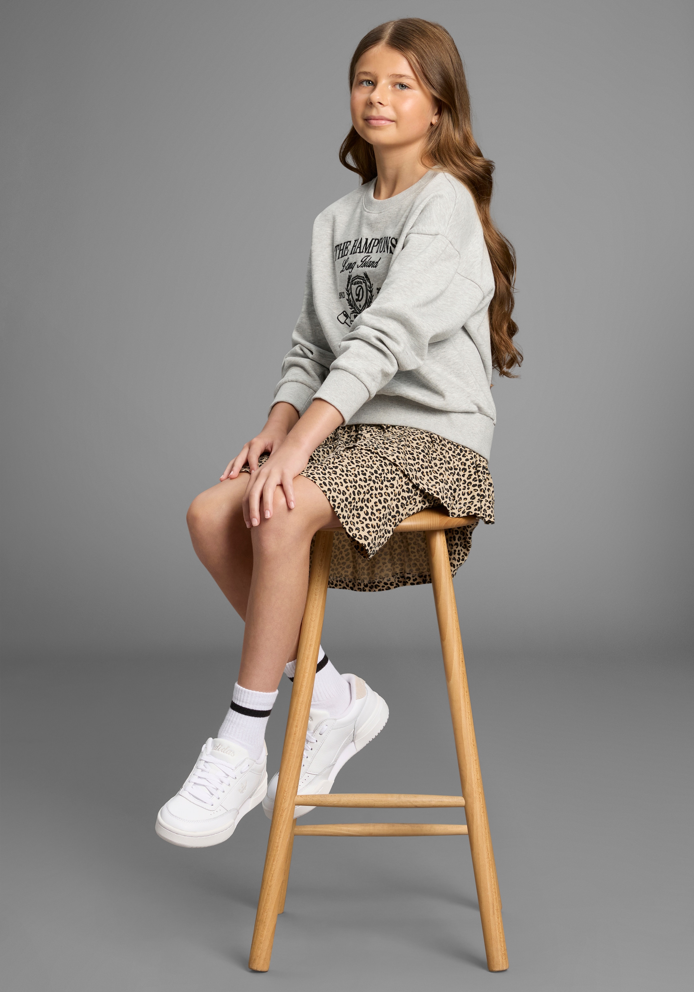 KIDSWORLD Sweatshirt »Sweatshirt mit hochwertiger Stickerei«, Mit großer Stickerei
