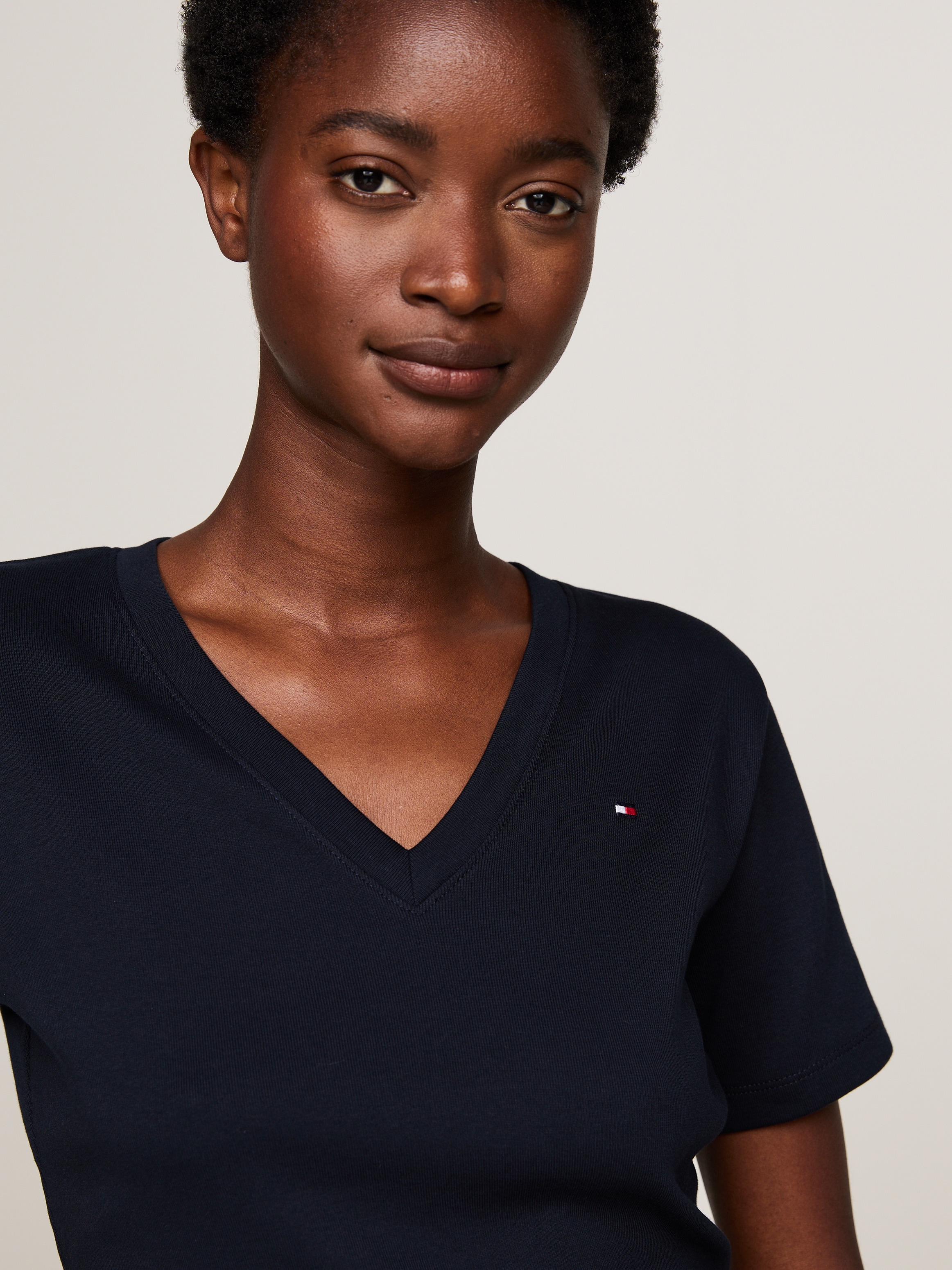 Tommy Hilfiger T-Shirt »SLIM CODY V-NK SS«, mit Logostickerei