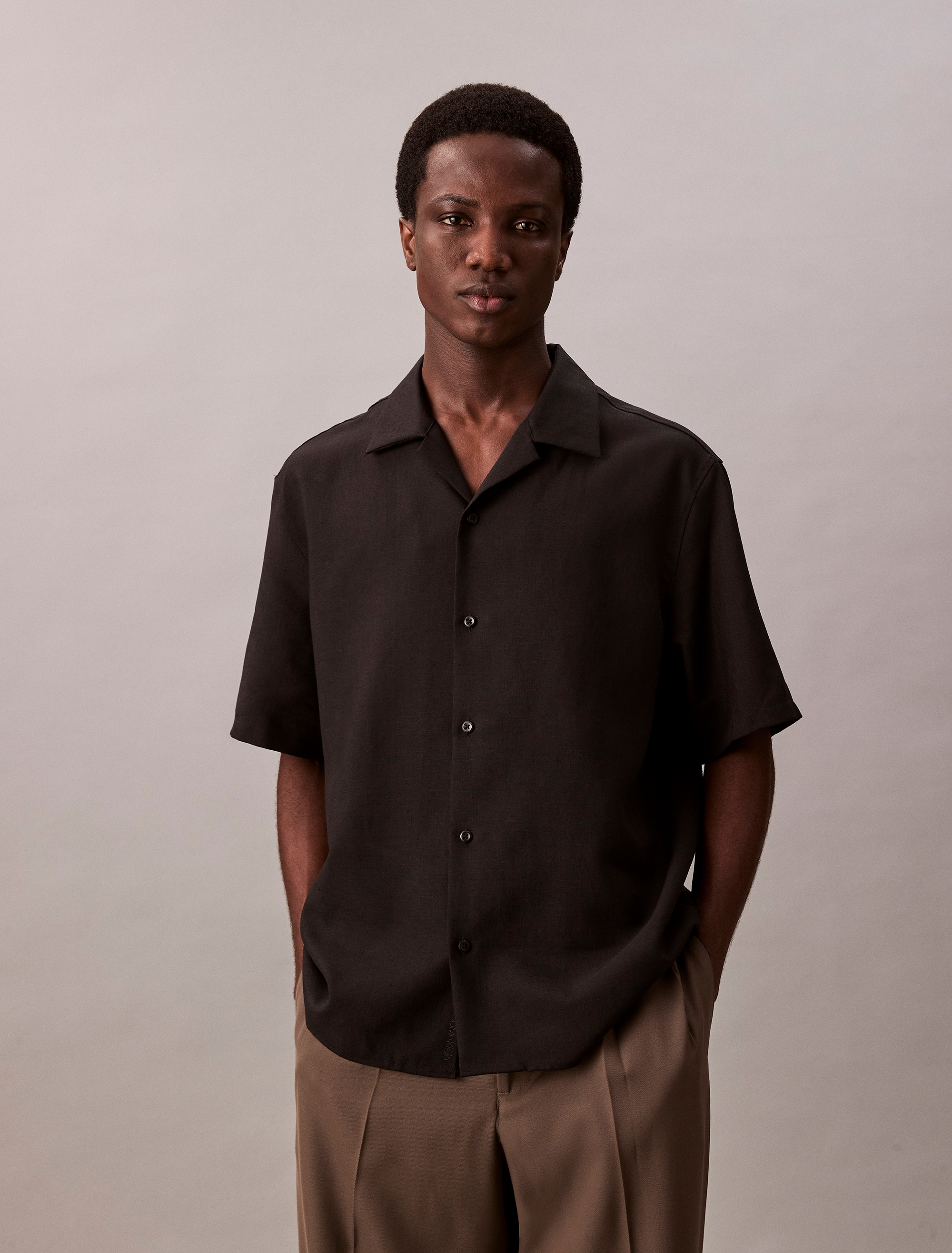 Calvin Klein Herren Kurzarmhemd »SS TRVLR LNN CMP ESY« Mit Rundhalsausschnitt in schwarz, Größe L