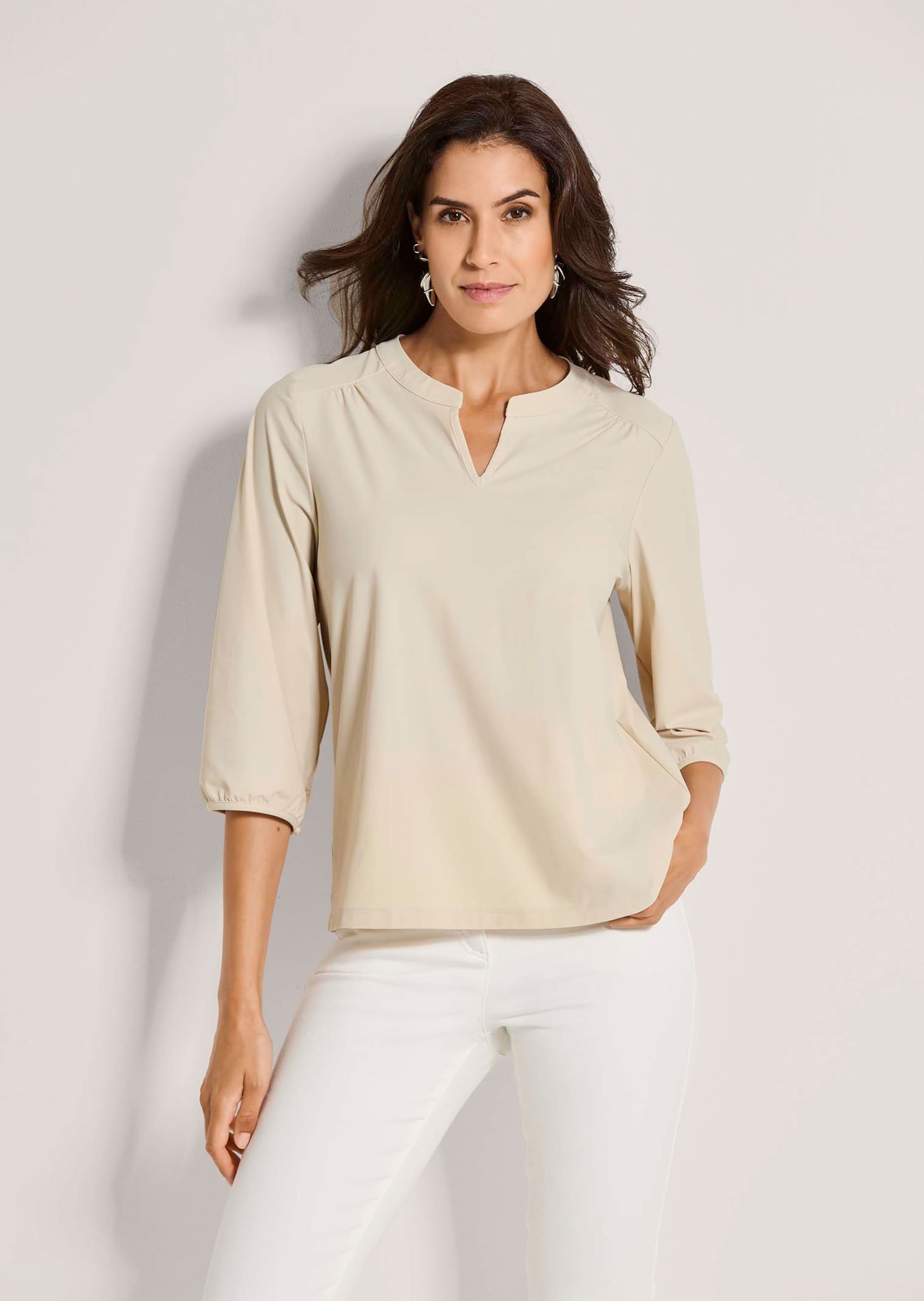 MADELEINE Kurzarmbluse »Jerseybluse Elegante Schlupfbluse mit V-Ausschnitt« Bluse mit Rundhalsausschnitt und kleinem V-Ausschnitt