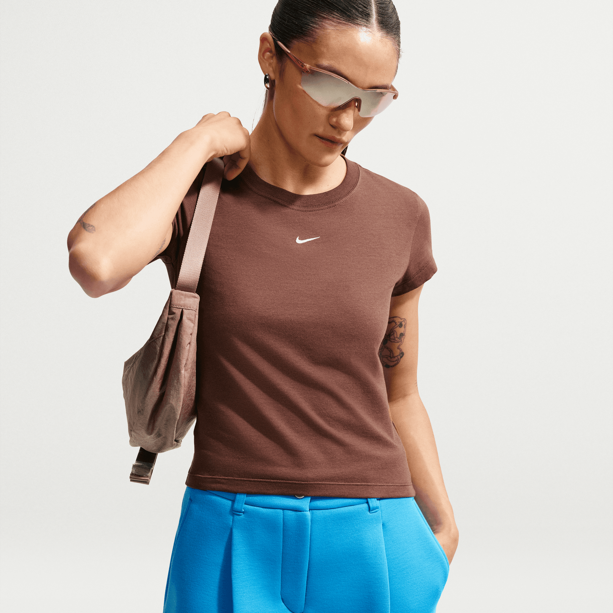 Nike Sportswear T-Shirt »W NSW NK CHLL KNT MD CRP« mit Rundhalsausschnitt, Kurzarm, aus Jersey, lockerer Schnitt
