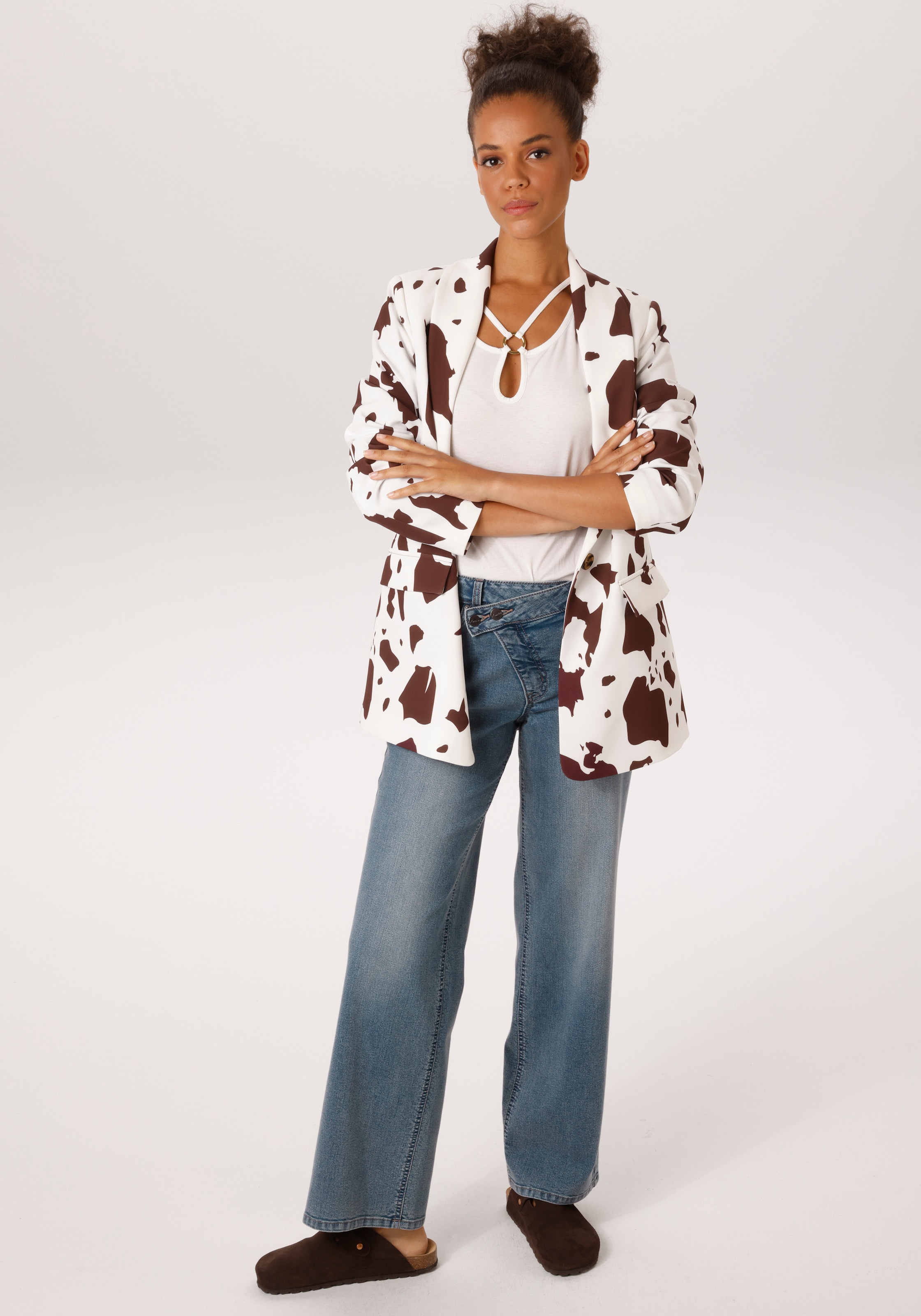 Aniston CASUAL Straight-Jeans mit extravaganten, asymmetrischem Verschluss - NEUE KOLLEKTION