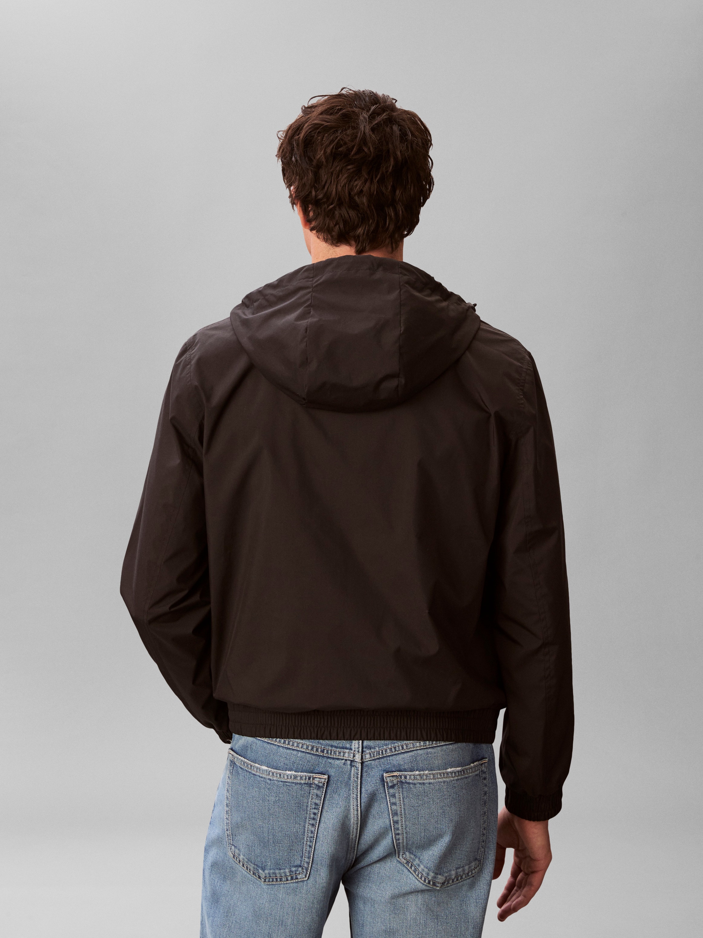 Calvin Klein Jeans Allwetterjacke »HOODED NYLON« mit Kapuze Regular fit mit Rundhalsausschnitt und Kapuze