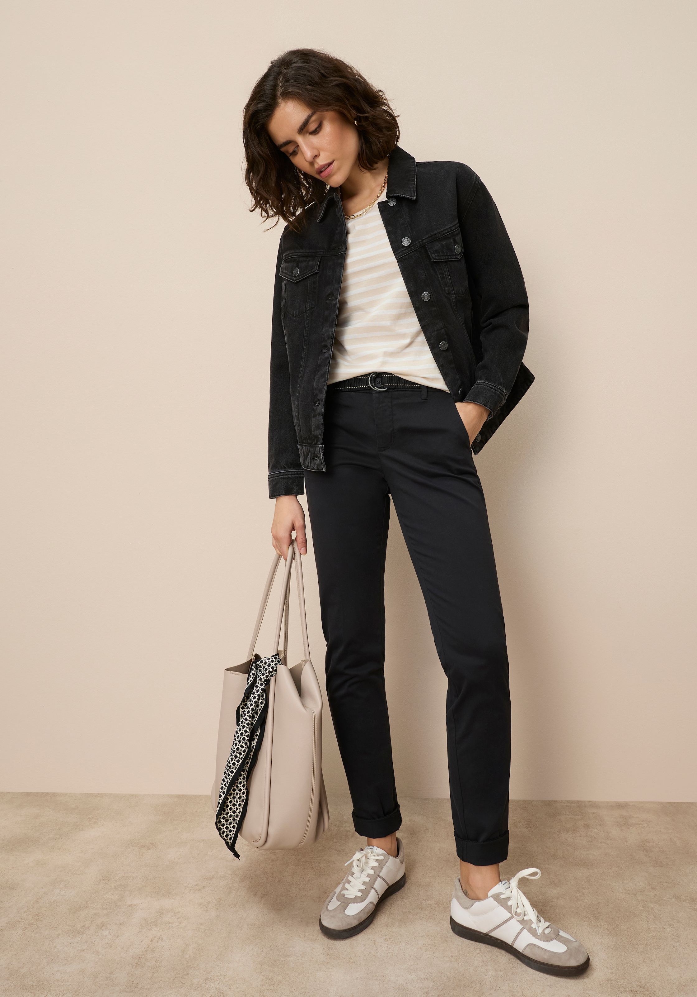 AJC Chinohose  in lässiger Form mit konstrastfarbendem Gürtel