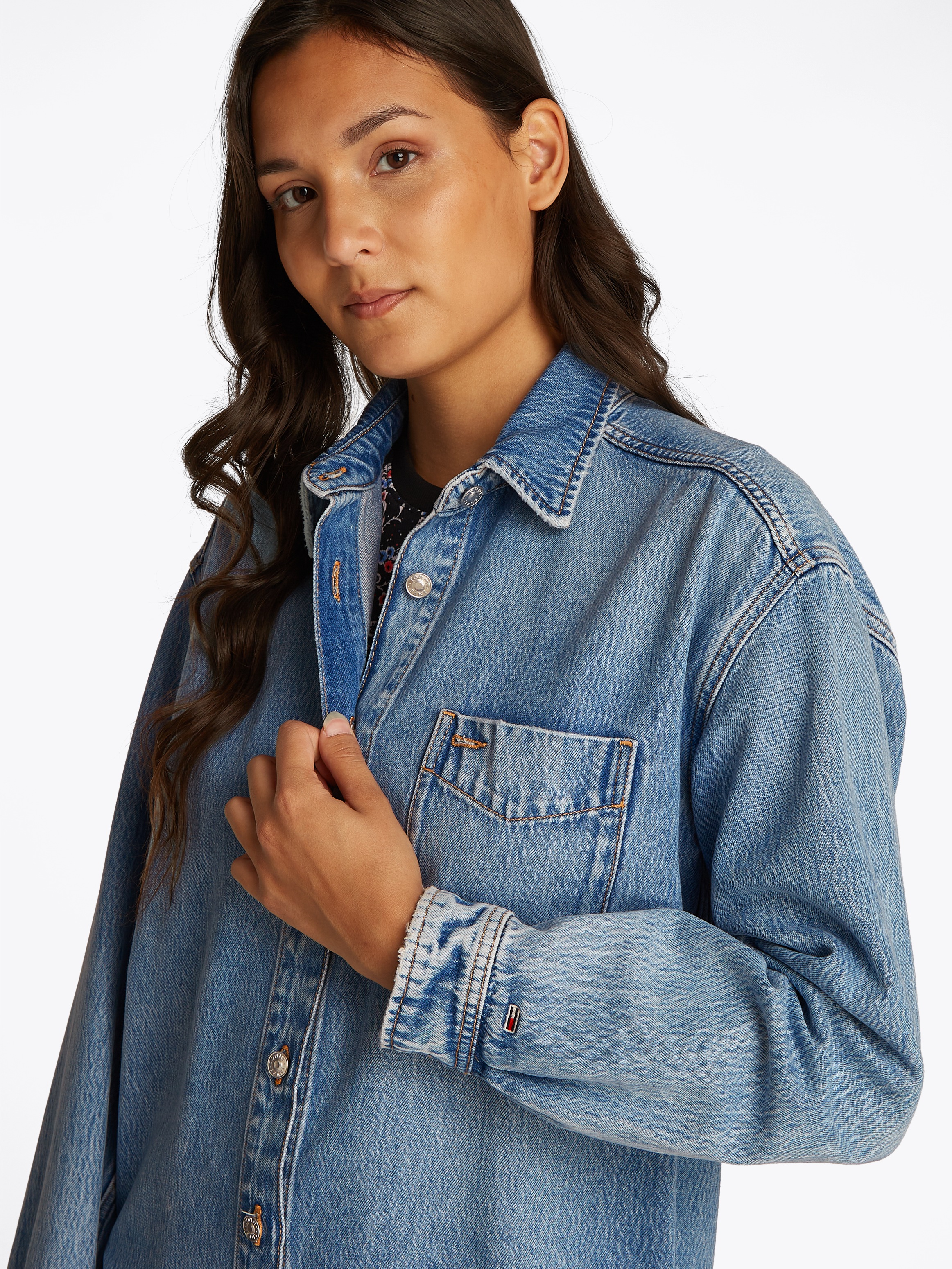 Tommy Jeans Hemdbluse »RELAXED LS SHIRT BI6011«, mit Brusttasche, in blauer Waschung Overshirt Jeansjacke