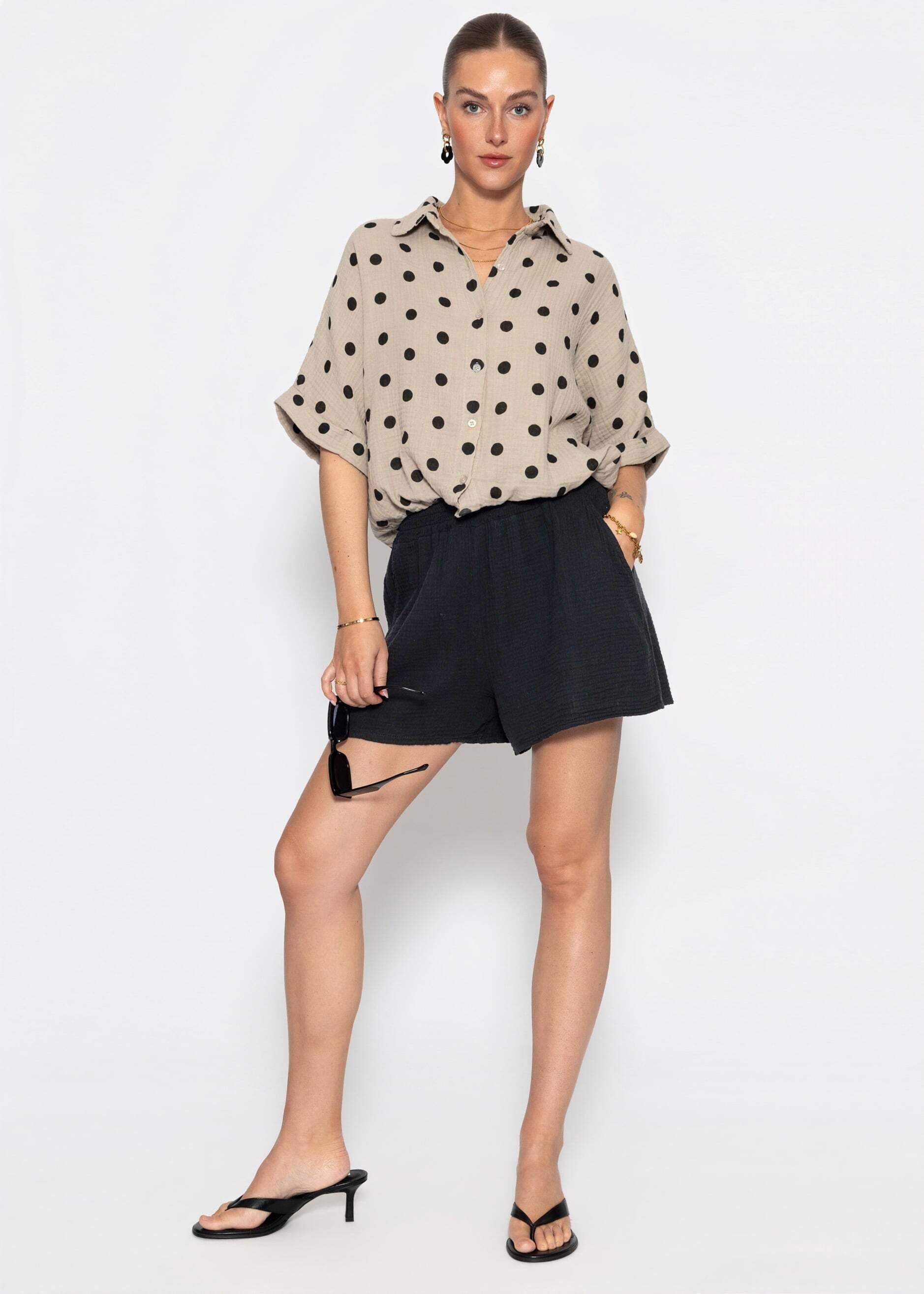 SASSYCLASSY Blusentop »Bluse mit Zugband und Punkten« Leichte Baumwollbluse mit halblangen Ärmeln und Hemdkragen Taupe