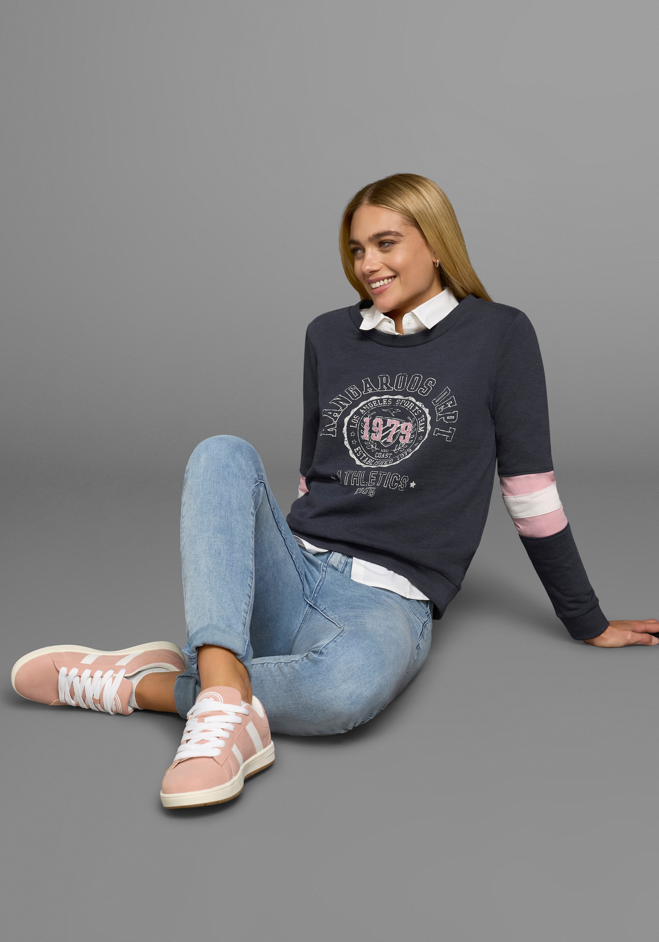 KangaROOS Sweatshirt, Langarm, figurumschmeichelnde Passform, bedruckte Optik