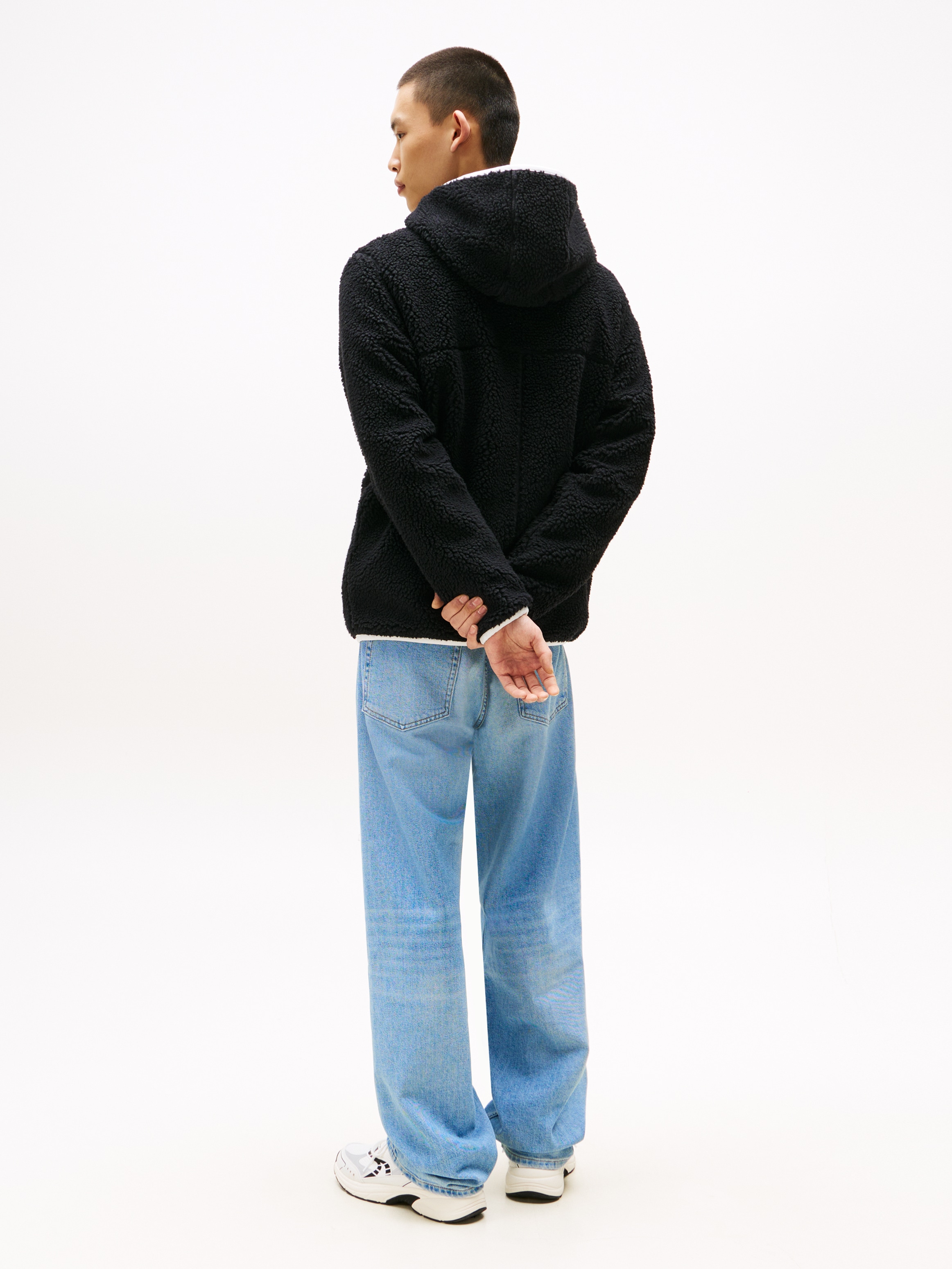 Tommy Jeans Plüschjacke »TJM REG BADGE TEDDY ZIP TRU EXT«, mit Kapuze, Freizeitjacke, Übergangsjacke, Teddyjacke mit Logopatch