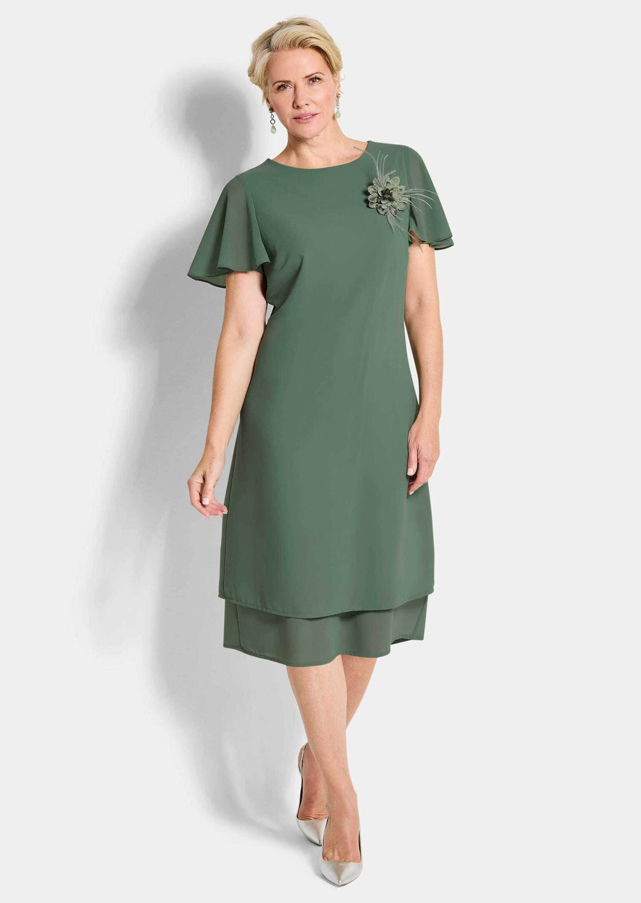 GOLDNER Sommerkleid »Kurzgröße Elegantes Chiffon-Kleid mit Brosche«