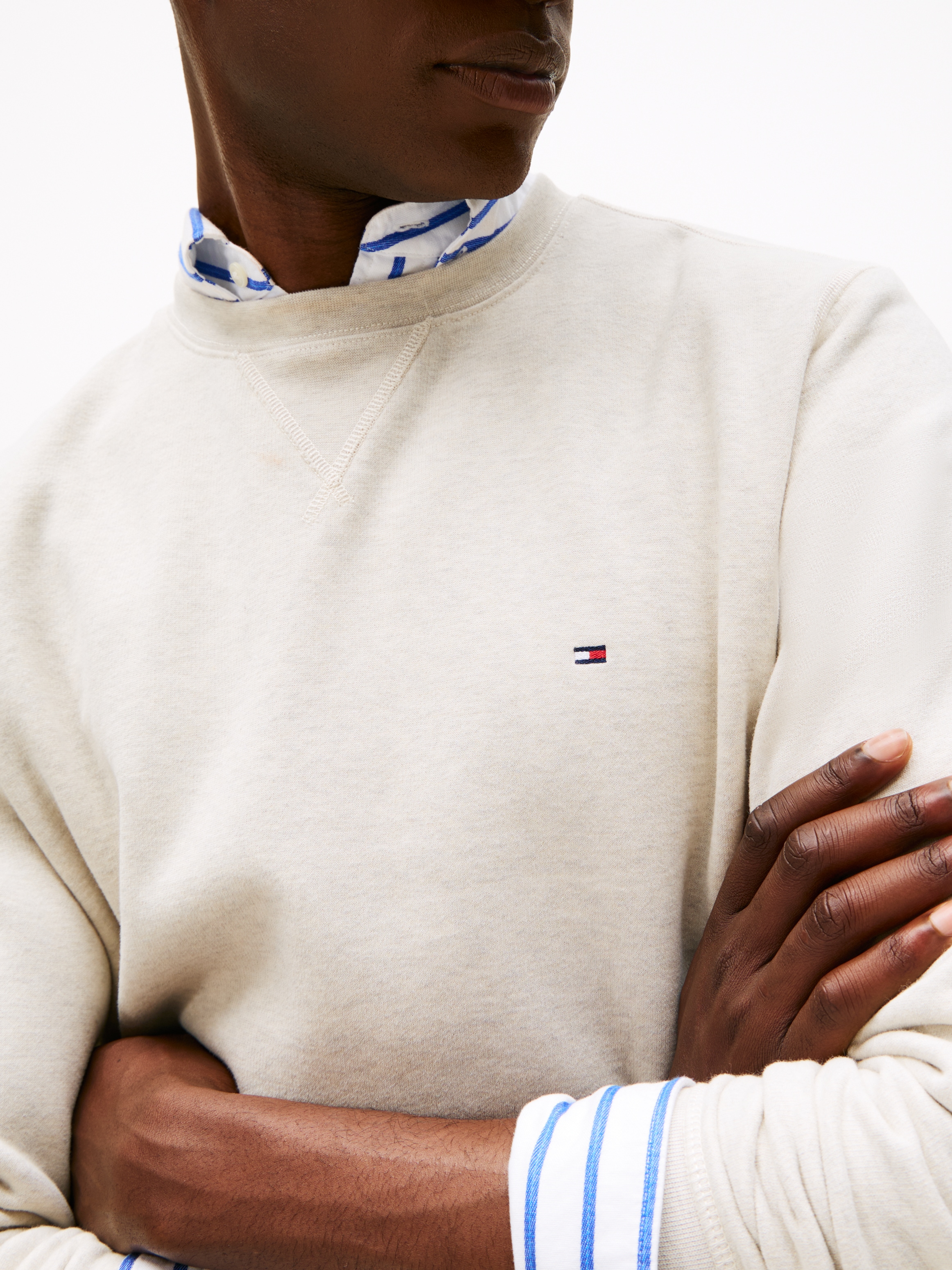 Tommy Hilfiger Sweatshirt »ESS SEASONAL FLEECE CREWNECK mit Rundhals und Stickerei«, unifarben, casual, regular fit, Baumwollmix, Rundhals