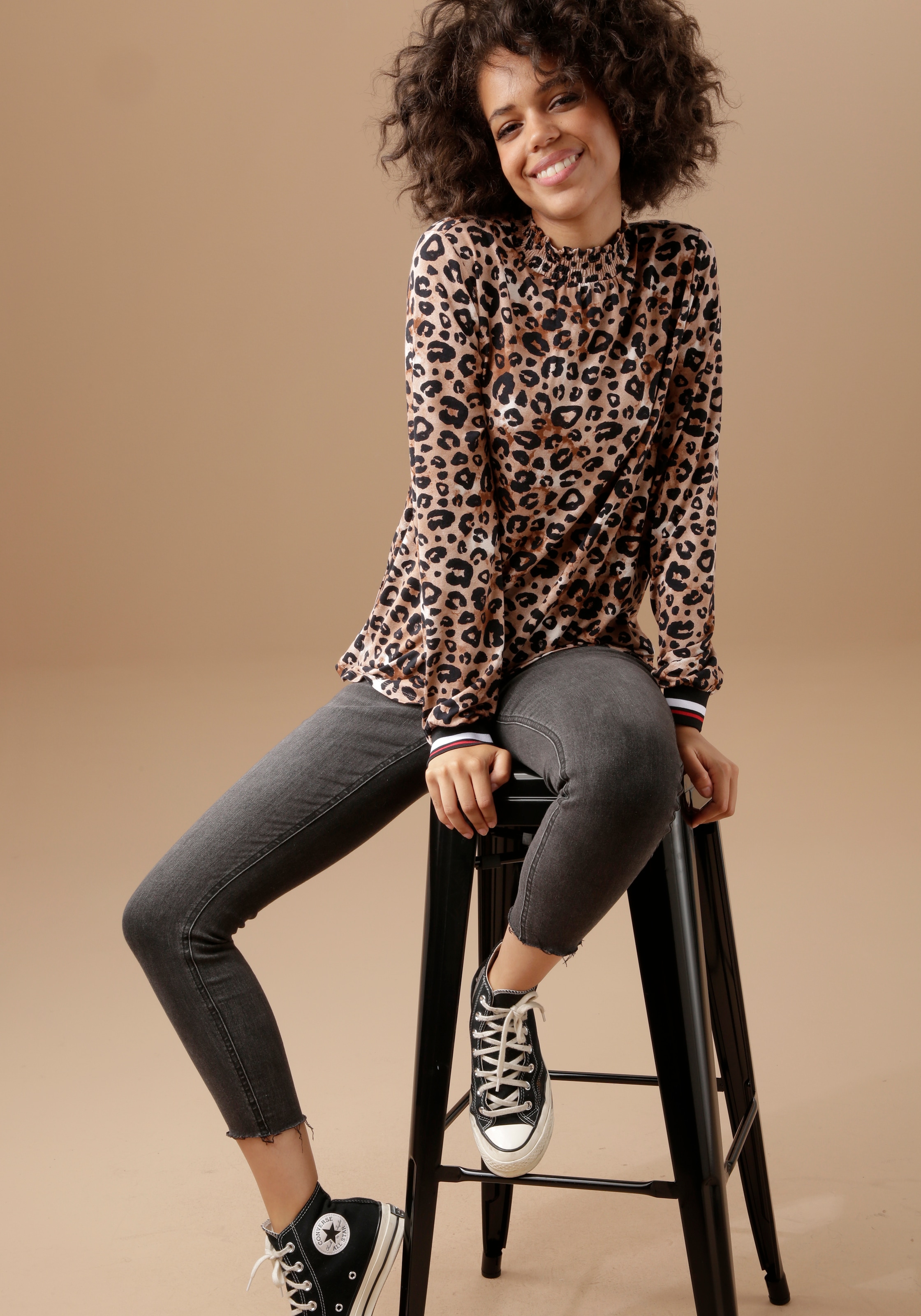 Aniston CASUAL Langarmshirt, mit trendigem Animal-Print und gestreiften Bündchen