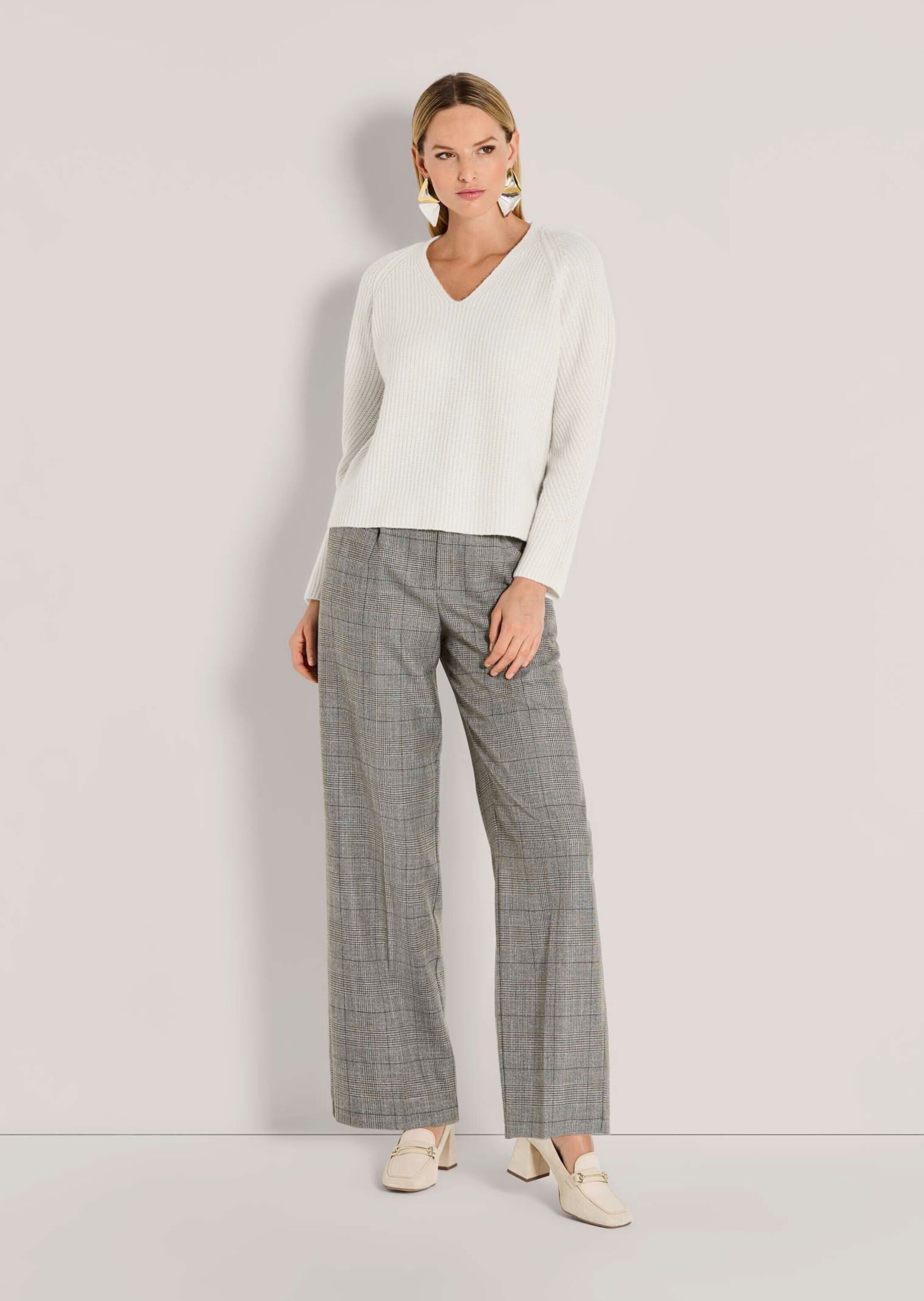 MADELEINE Longpullover »Strickpullover Lässiger Wollpullover mit V-Ausschnitt« Aufweniges Rippenmuster