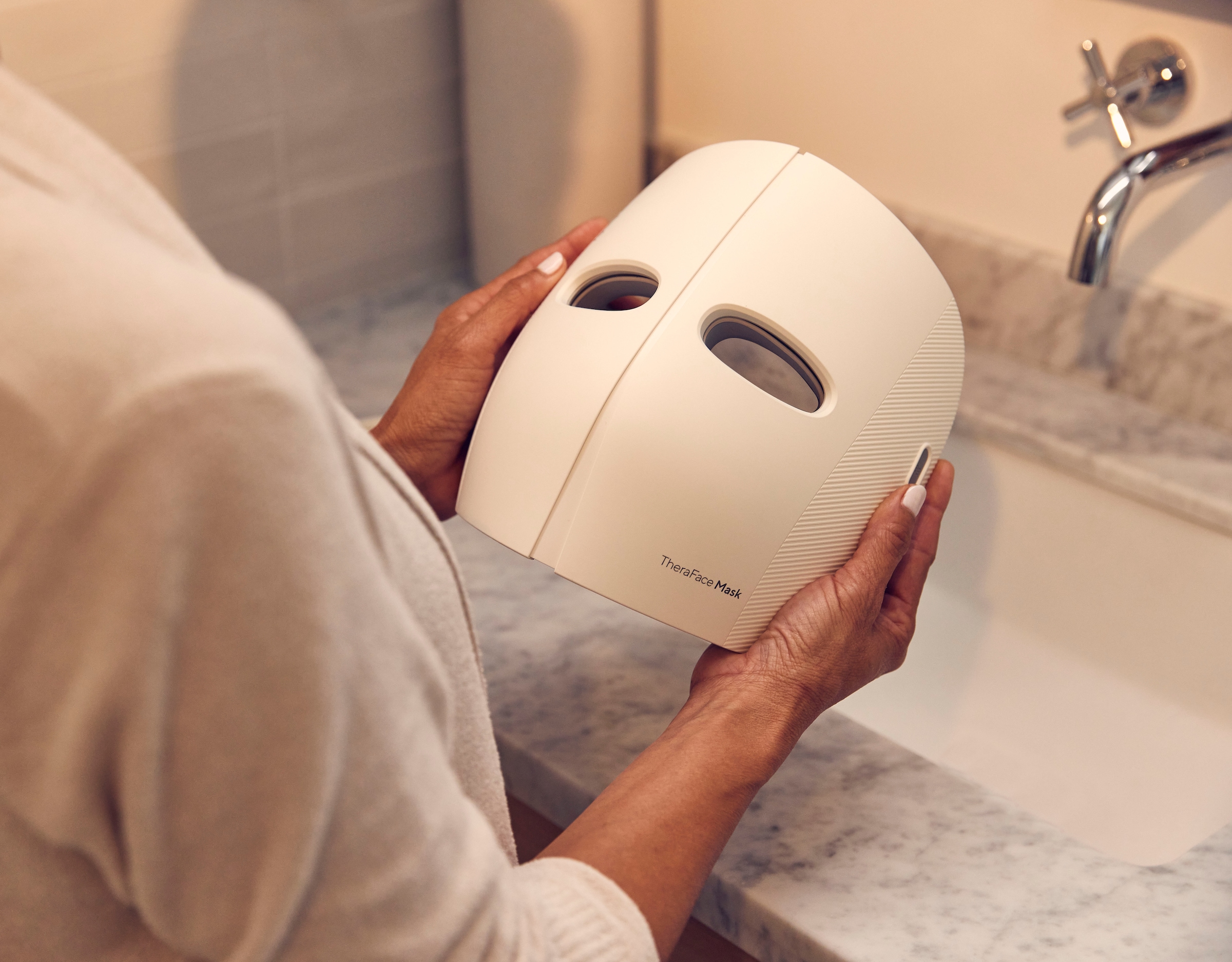 Therabody Kosmetikbehandlungsgerät »TheraFace Mask LED-Hautpflegemaske mit Vibrationstherapie«, Verbesserung der Hautstruktur, klinisch erwiesene Vorteile