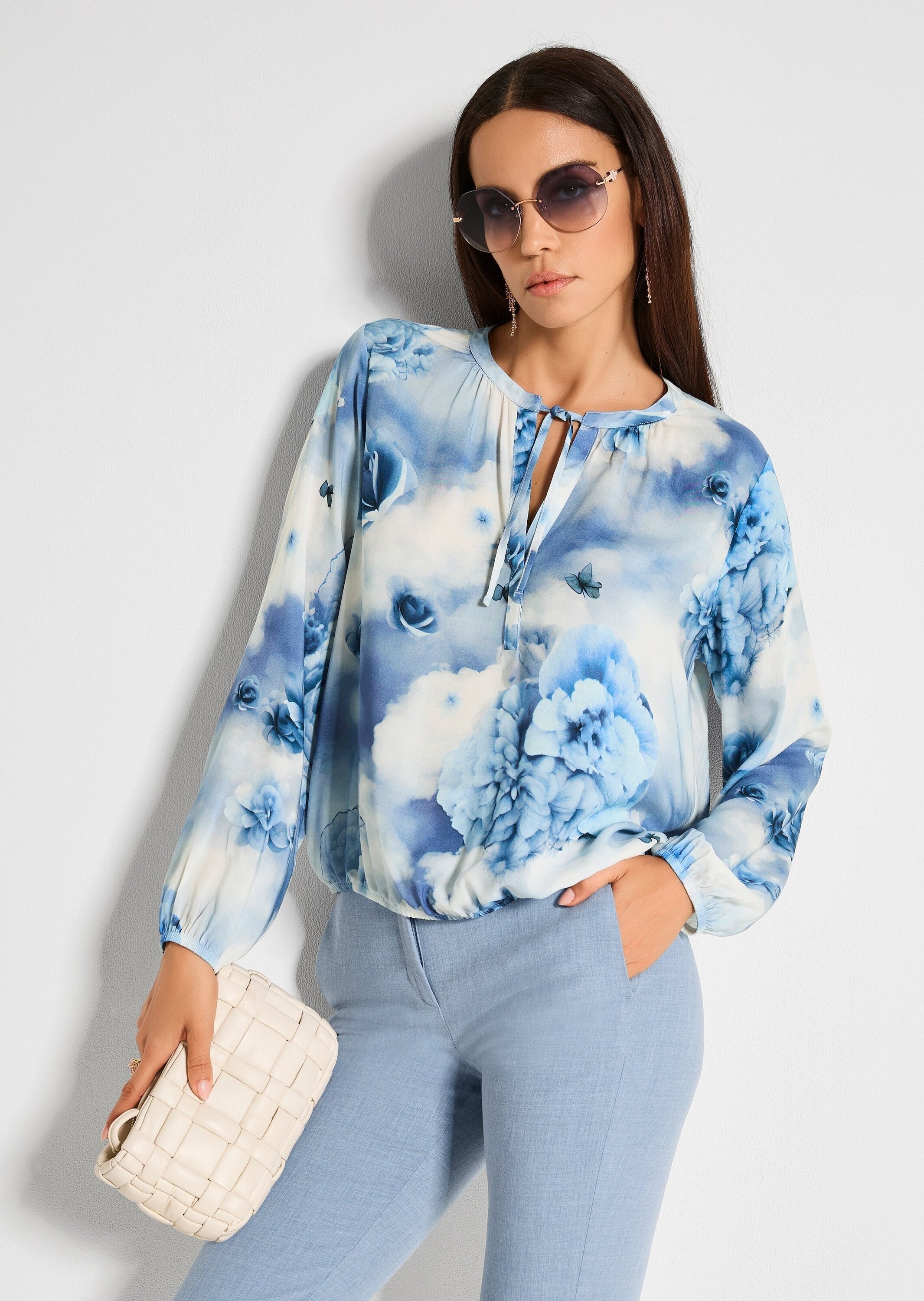 MADELEINE Langarmbluse »Blusenshirt Druckbluse mit floralem Aquarellprint« Ausschnitt mit Bindeband