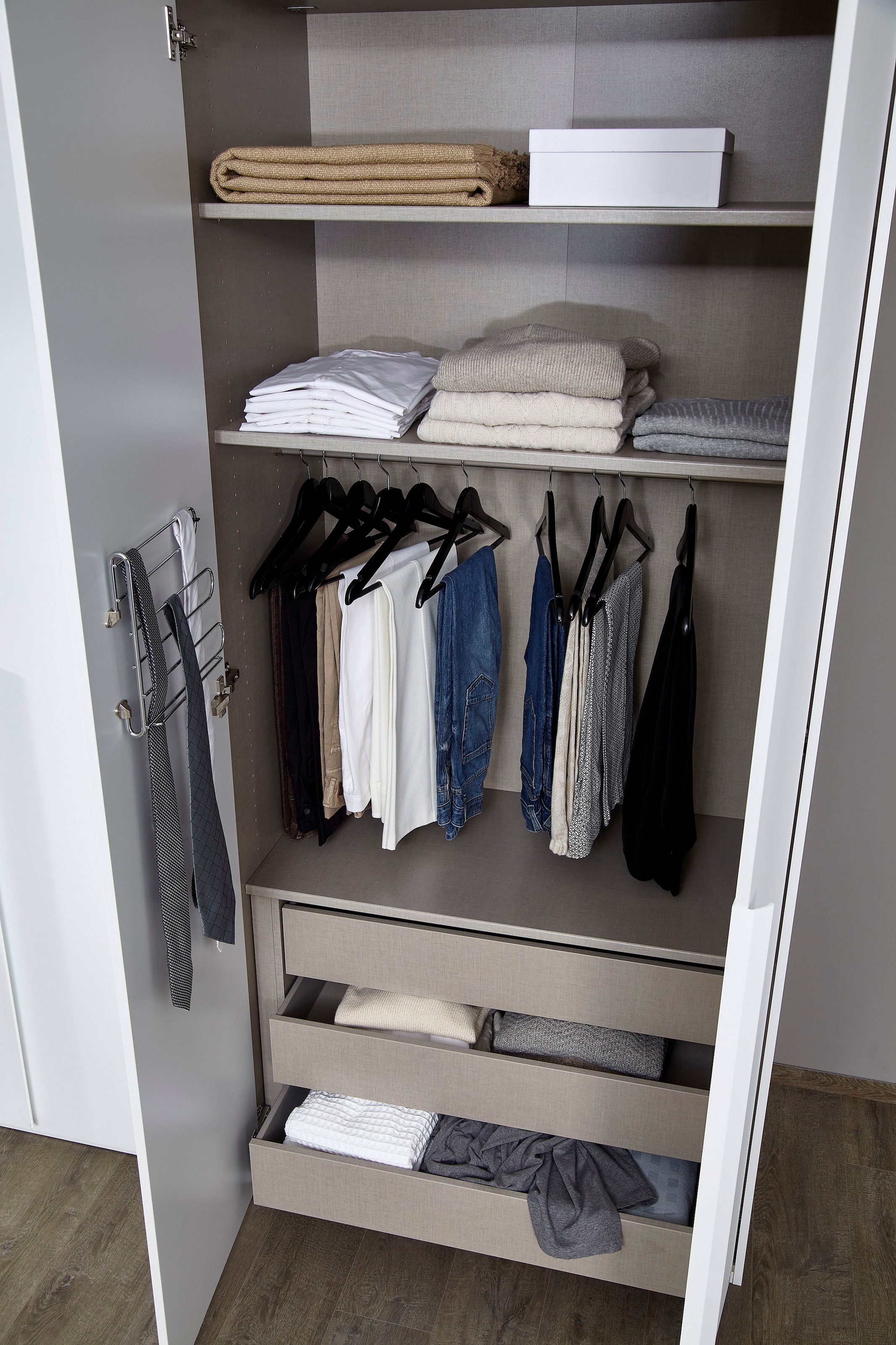 rauch Drehtürenschrank »Purisma«, mit Glasfront und umfangreicher Innenausstattung