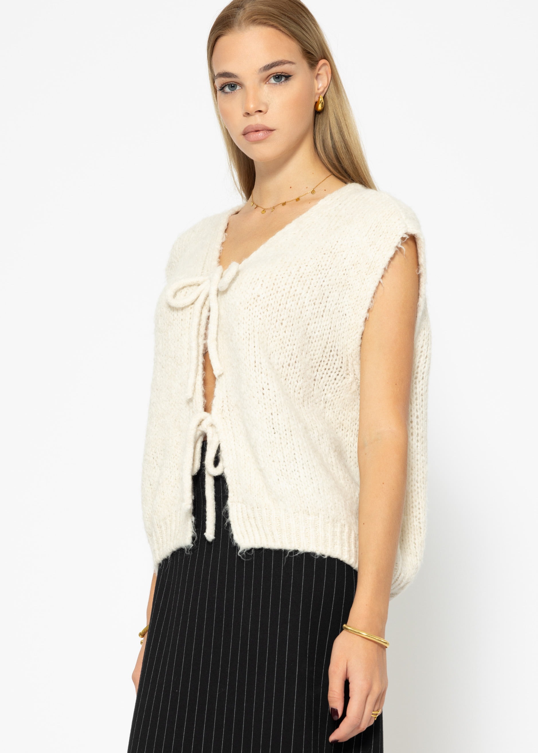 SASSYCLASSY Strickweste »Strickweste mit Bindenbänder« Flauschige Strick-Weste mit Bindebändern Schwarz Offwhite Beige
