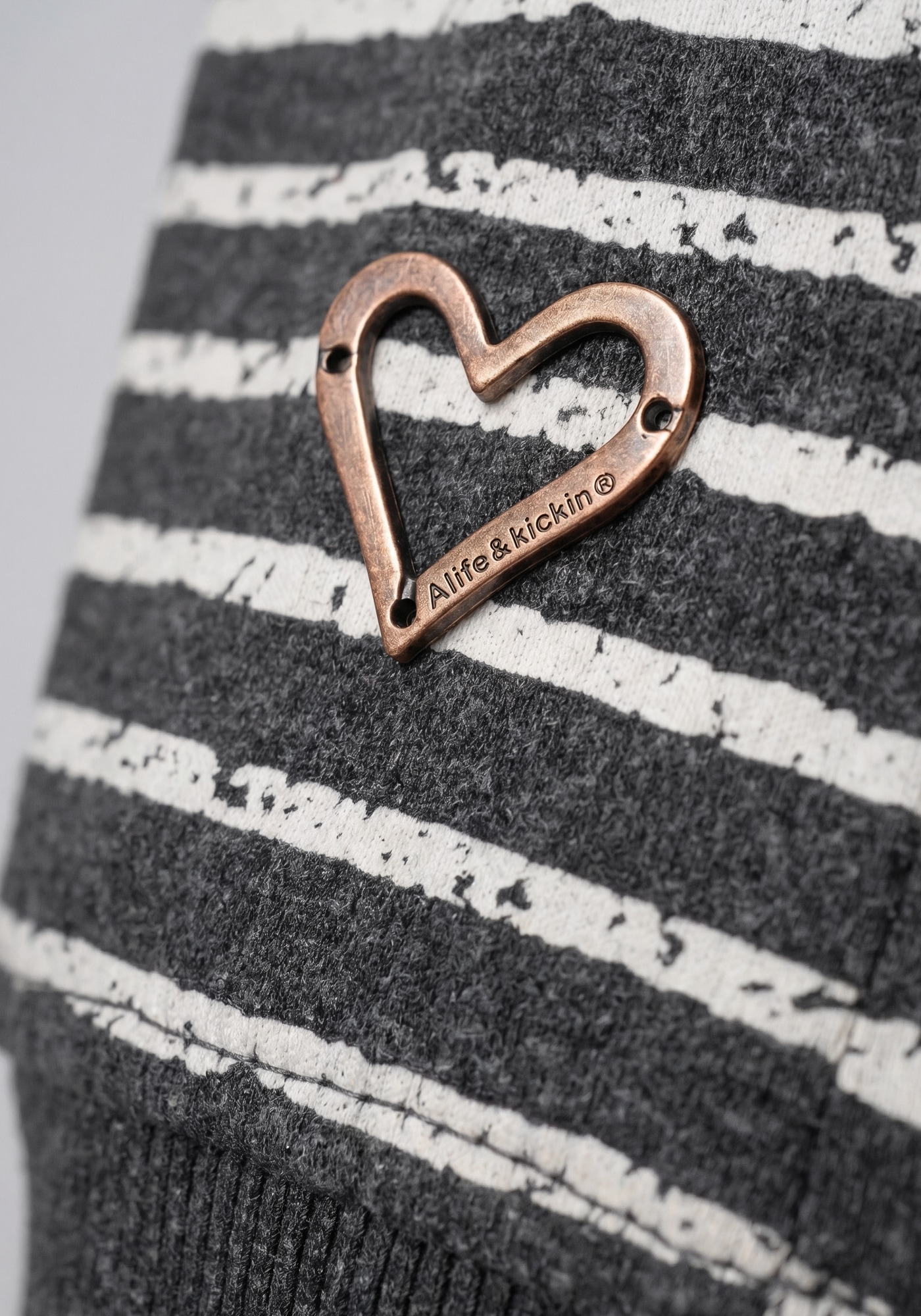 Alife & Kickin Rundhalsshirt »CosmaAK B« vielseitiges Basic-Shirt mit Streifen und breitem Saum
