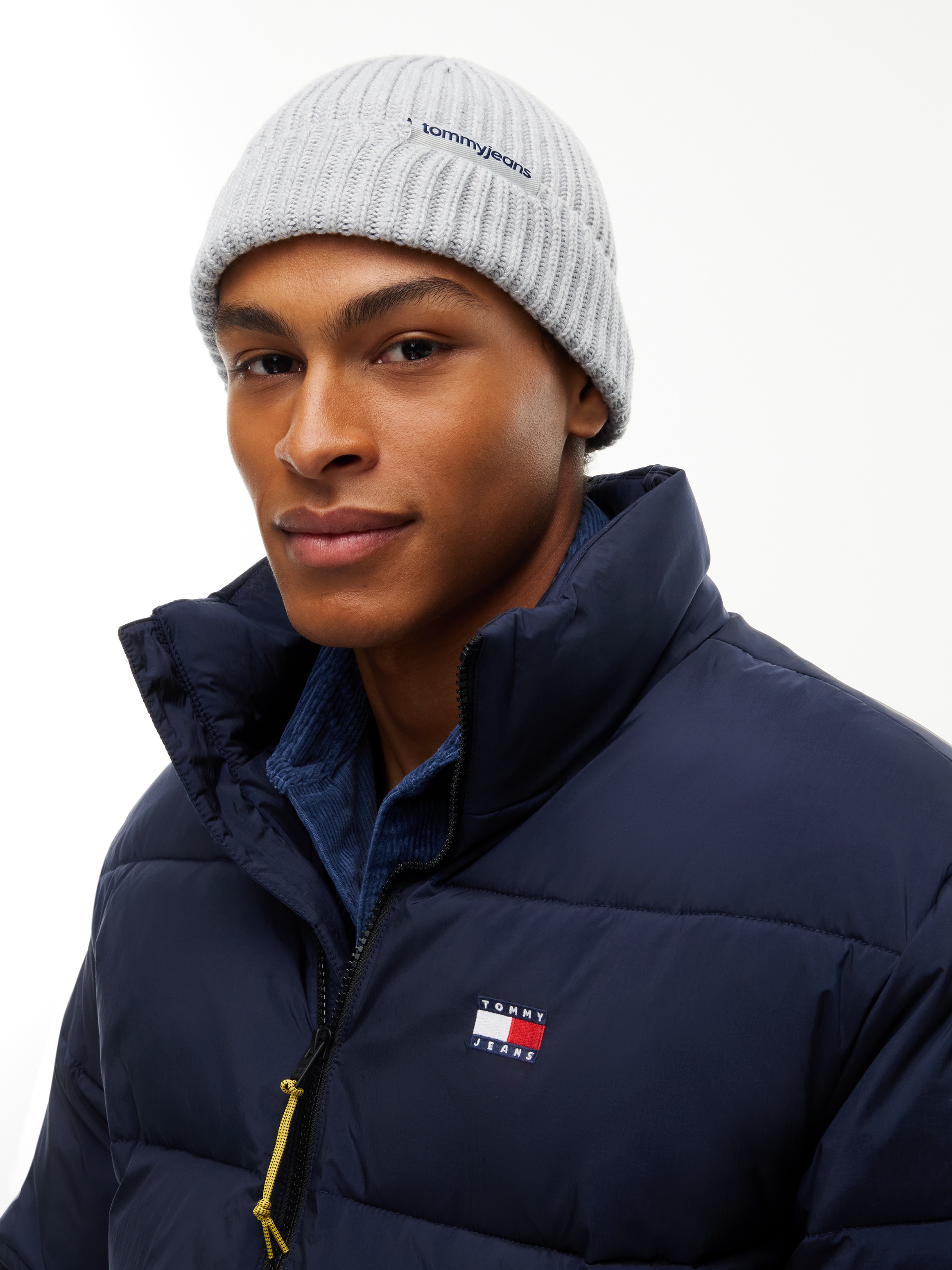 Tommy Jeans Beanie »LINEAR LOGO BEANIE« Regular fit mit Markenlabel