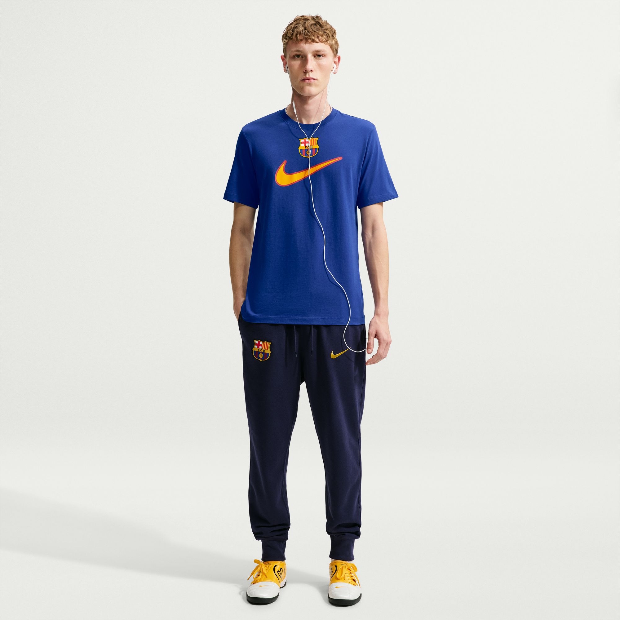 Nike T-Shirt »FCB M NK SWOOSH TEE« für Fußball konzipiert, sportlicher Stil, mit klarer Sport-Optik